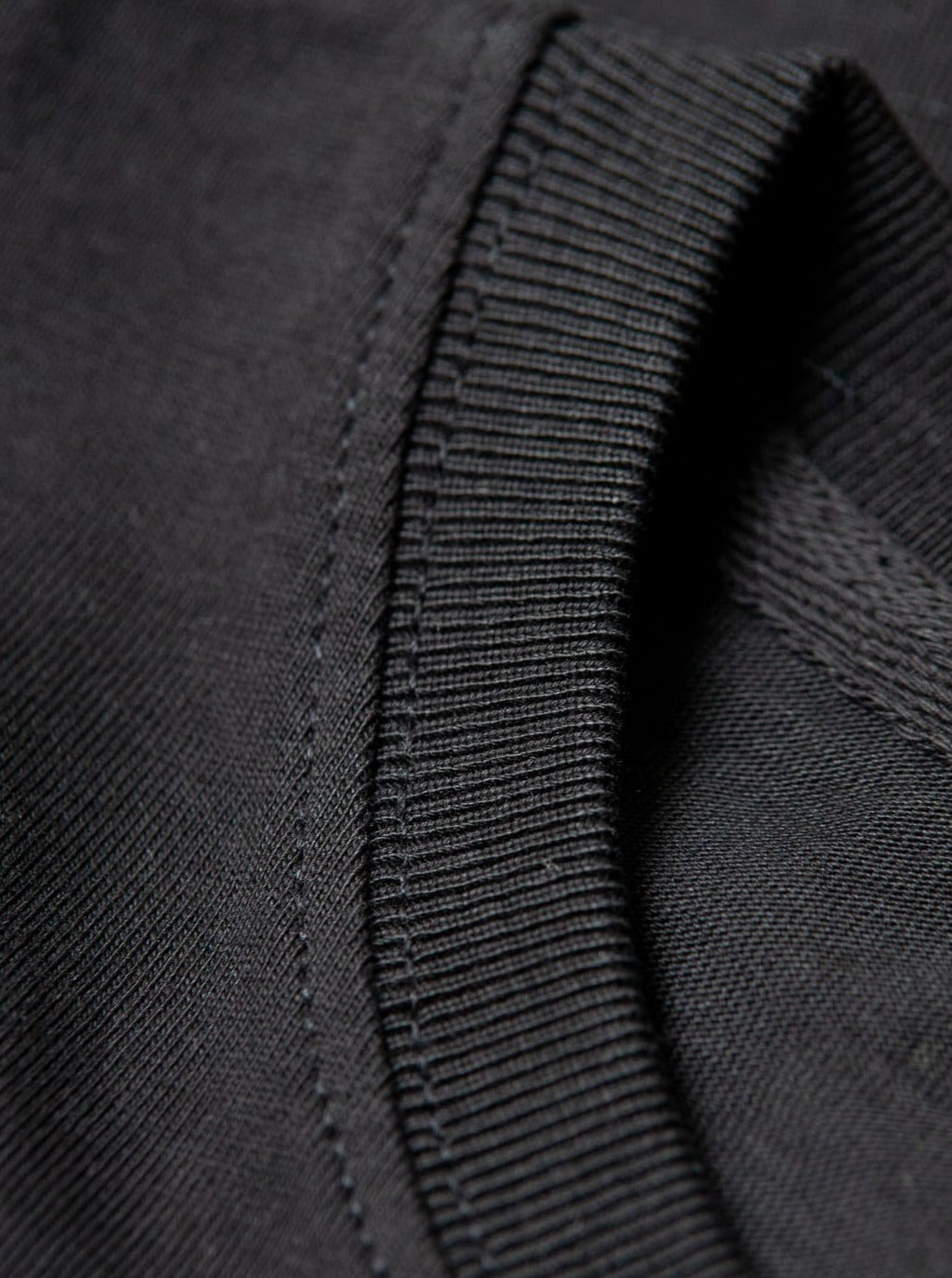 qualitiativ hochwertig, preiswert und nachhaltiges Basic T-Shirt in schwarz von FUXBAU.