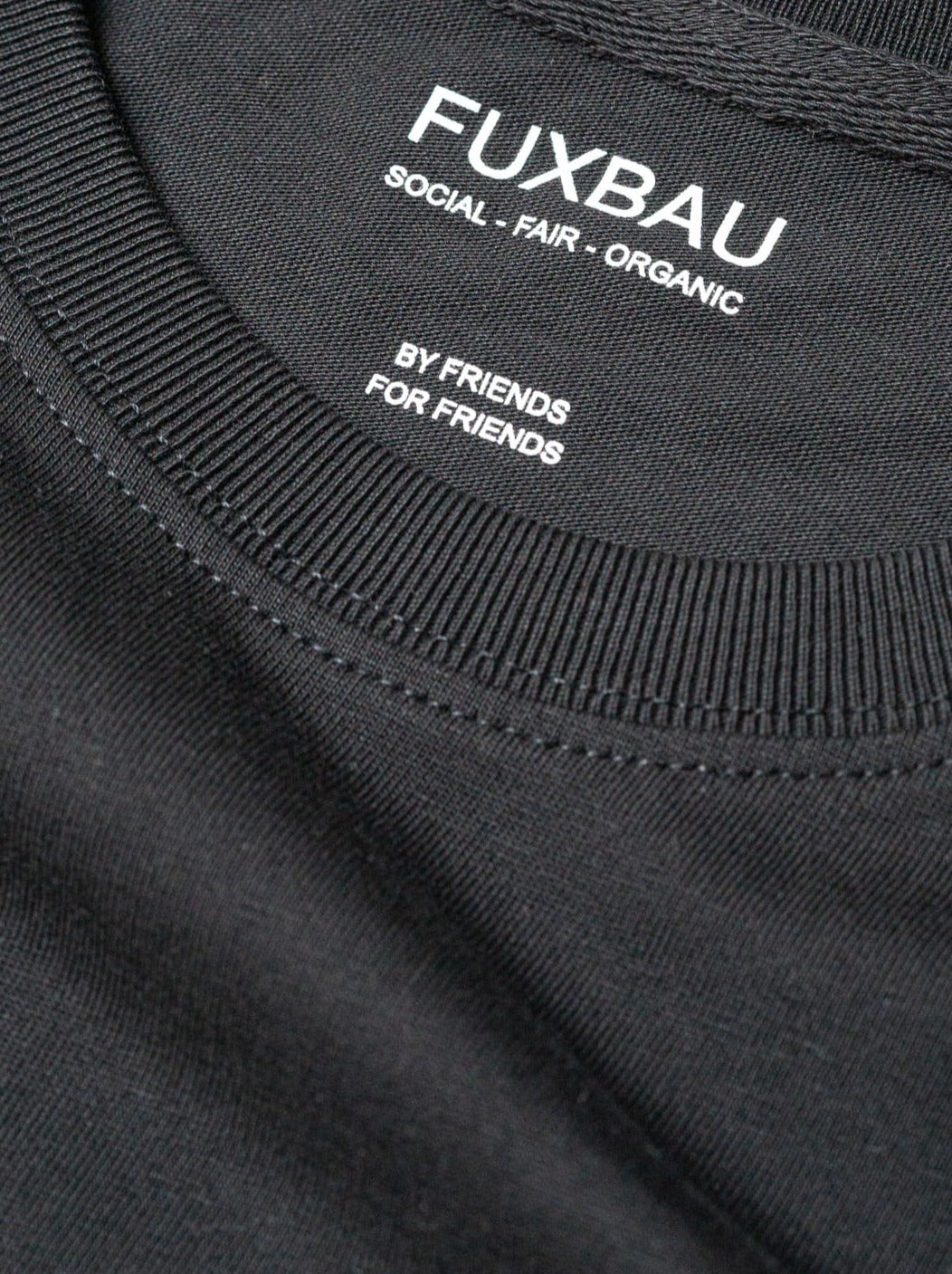 Imprint im schwarzem Basic T-shirt FUXBAU social - fair - organic