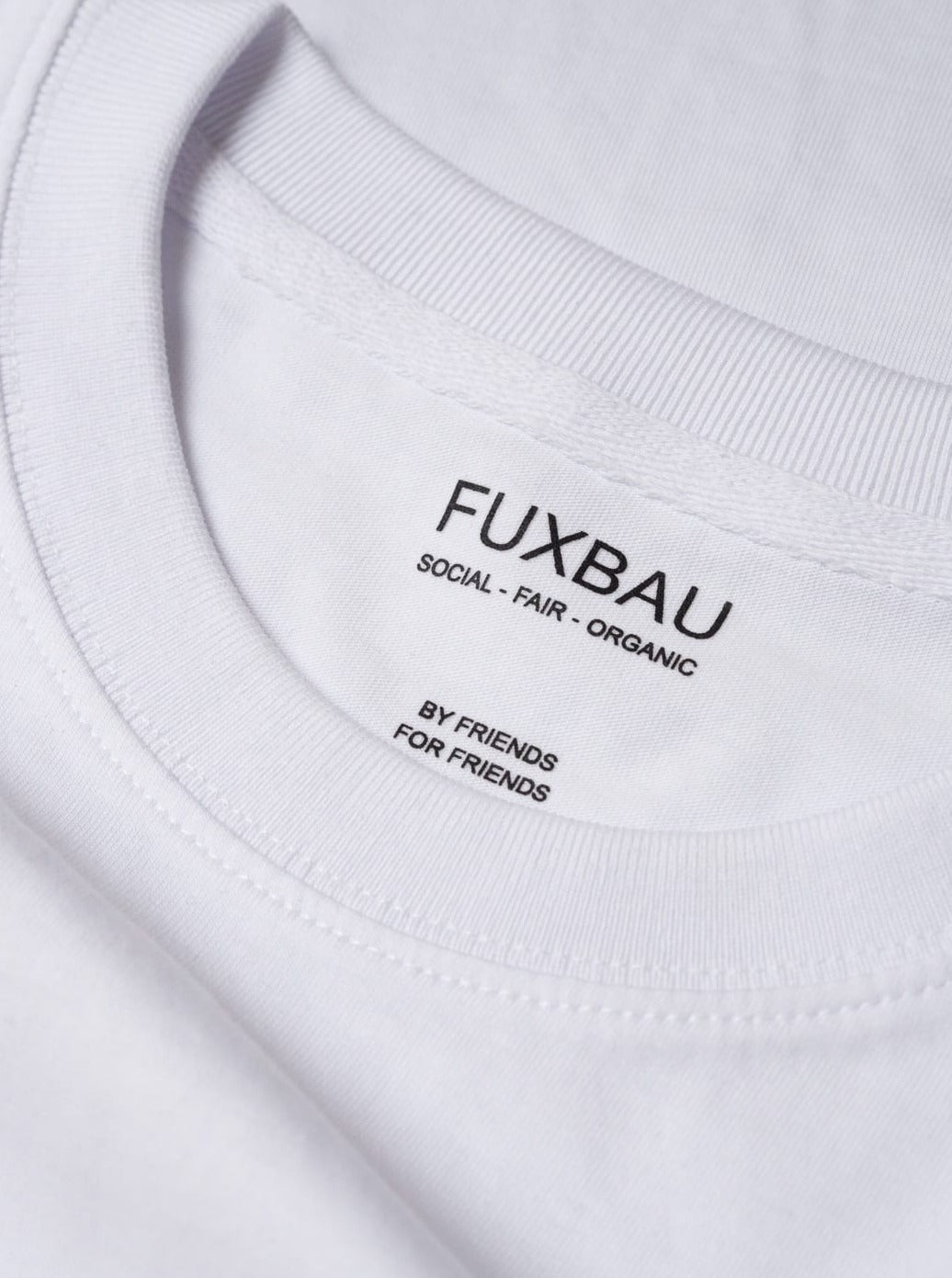 Detailbild eines nachhaltiges FUXBAU Basic T-Shirt in weiß mit einem schwarzen Imprint. Gefertigt aus 100% Biobaumwolle.