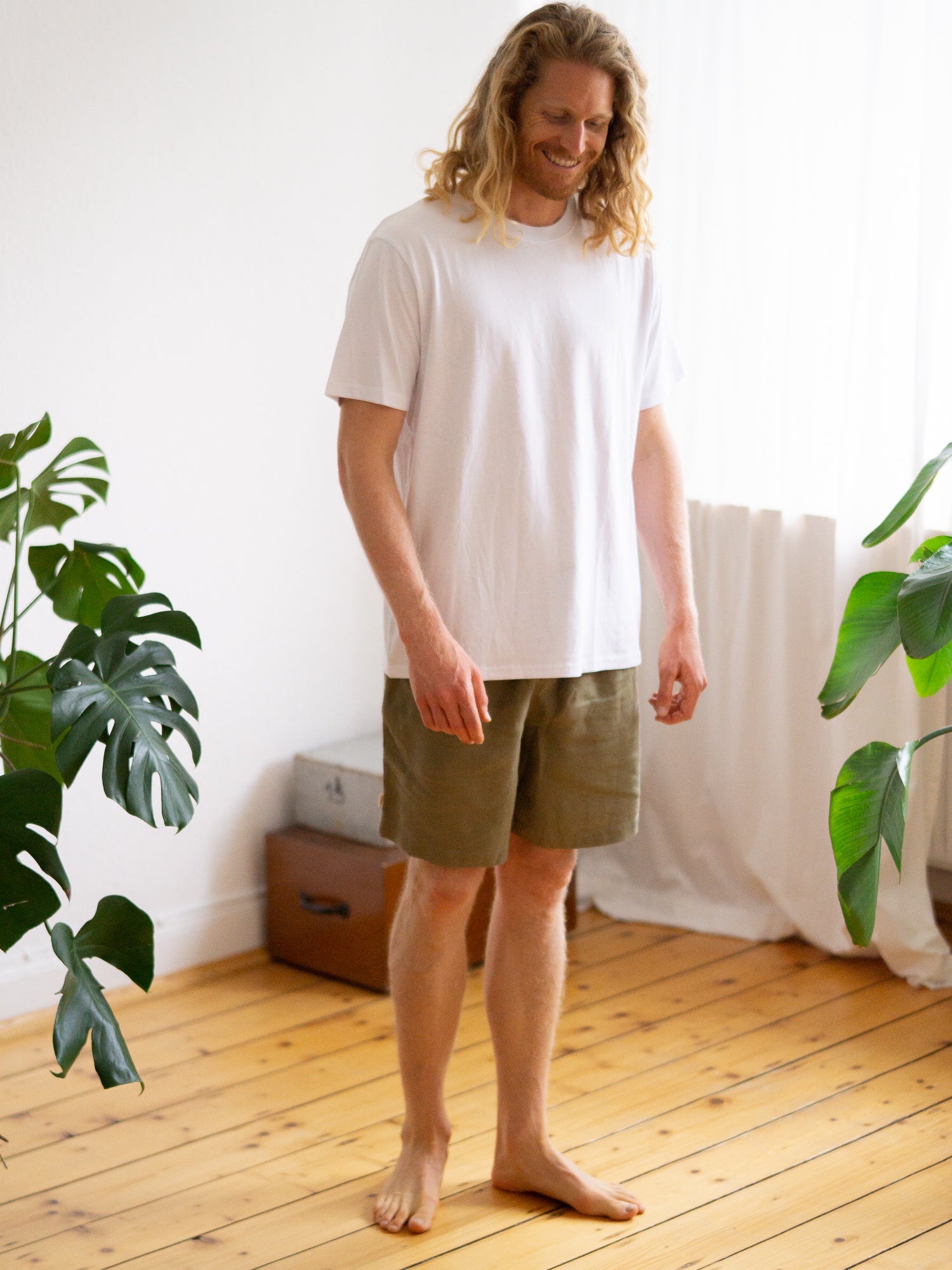 Unser Freund Moritz trägt unsere Fair Fashion Unisex Standard Basic T-Shirt in weiß aus 100% Biobaumwolle.