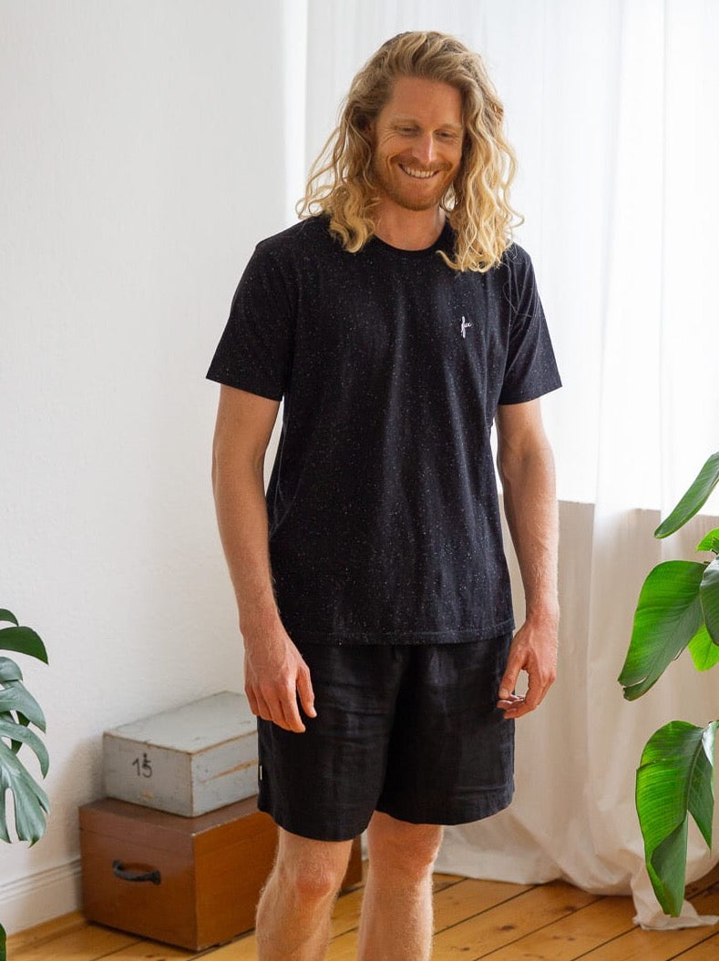 fuxbau-fair-fashion-bio-baumwolle-t-shirt-schwarz-fux-neps-2