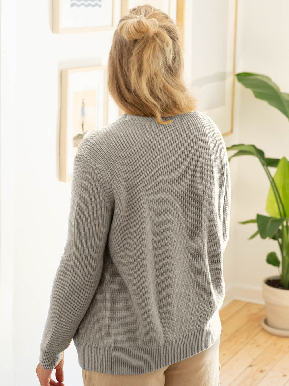 Isi trägt unsere FUXBAU 4Seasons Frauen Strickjacke in grau aus 100% GOTS zertifizierter Biobaumwolle made in Italy