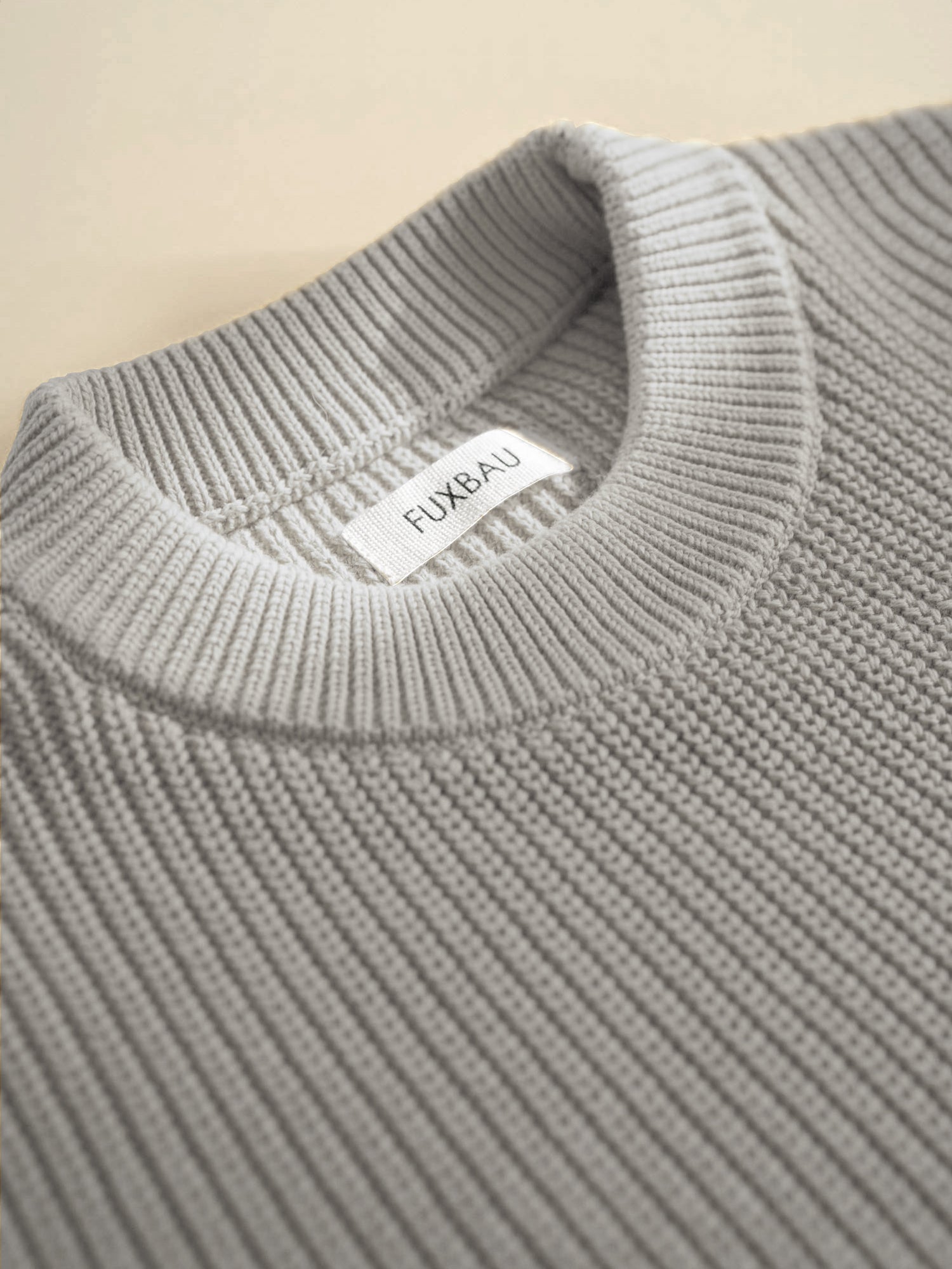 Unser FUXBAU 4Seasons Männer Strickpullover in grau aus 100% GOTS zertifizierter Biobaumwolle für jede Jahreszeit
