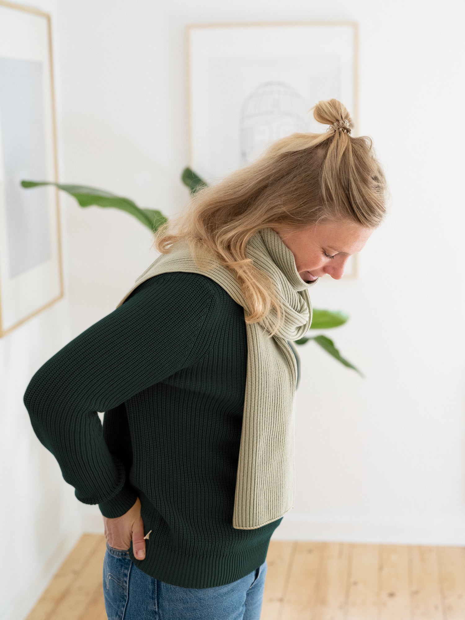 Isi trägt unseren FUXBAU 4Seasons STrickpullover in waldgrün aus 100% GOTS zertifizierter Biobaumwolle