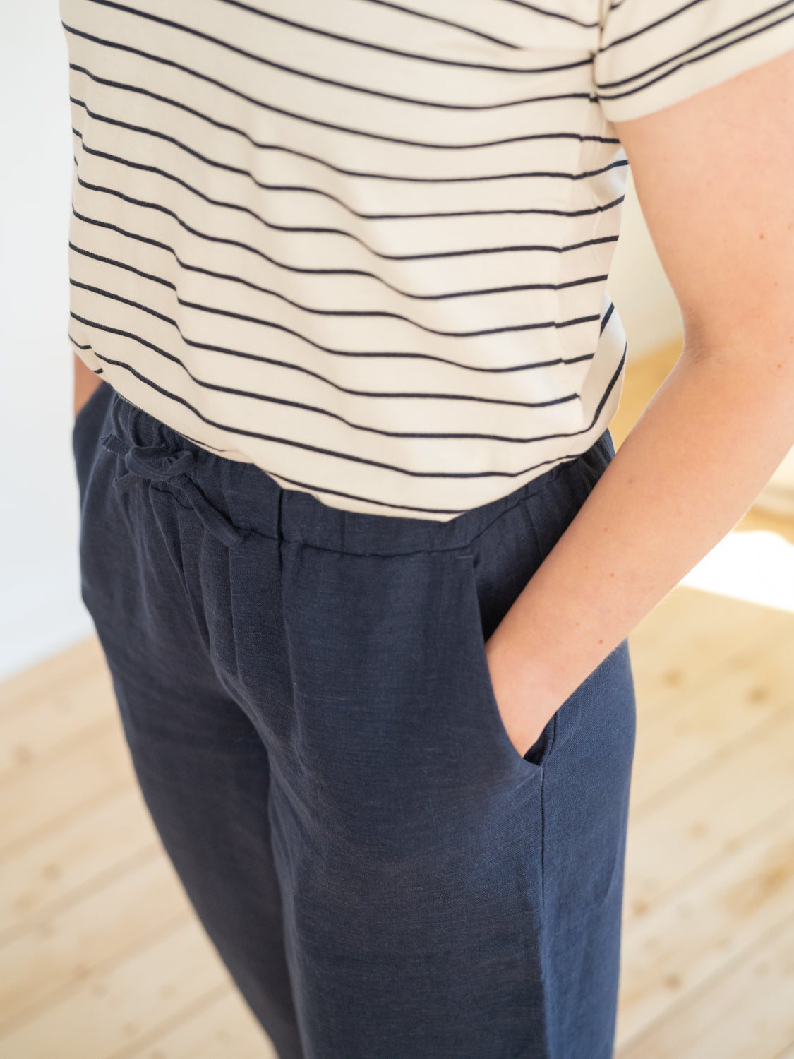 Nachhaltige FUXBAU Fair Fashion Frauen Leinenhose in navy aus 100% Leinen, gefertigt in Portugal und getragen von Isi in Größe M