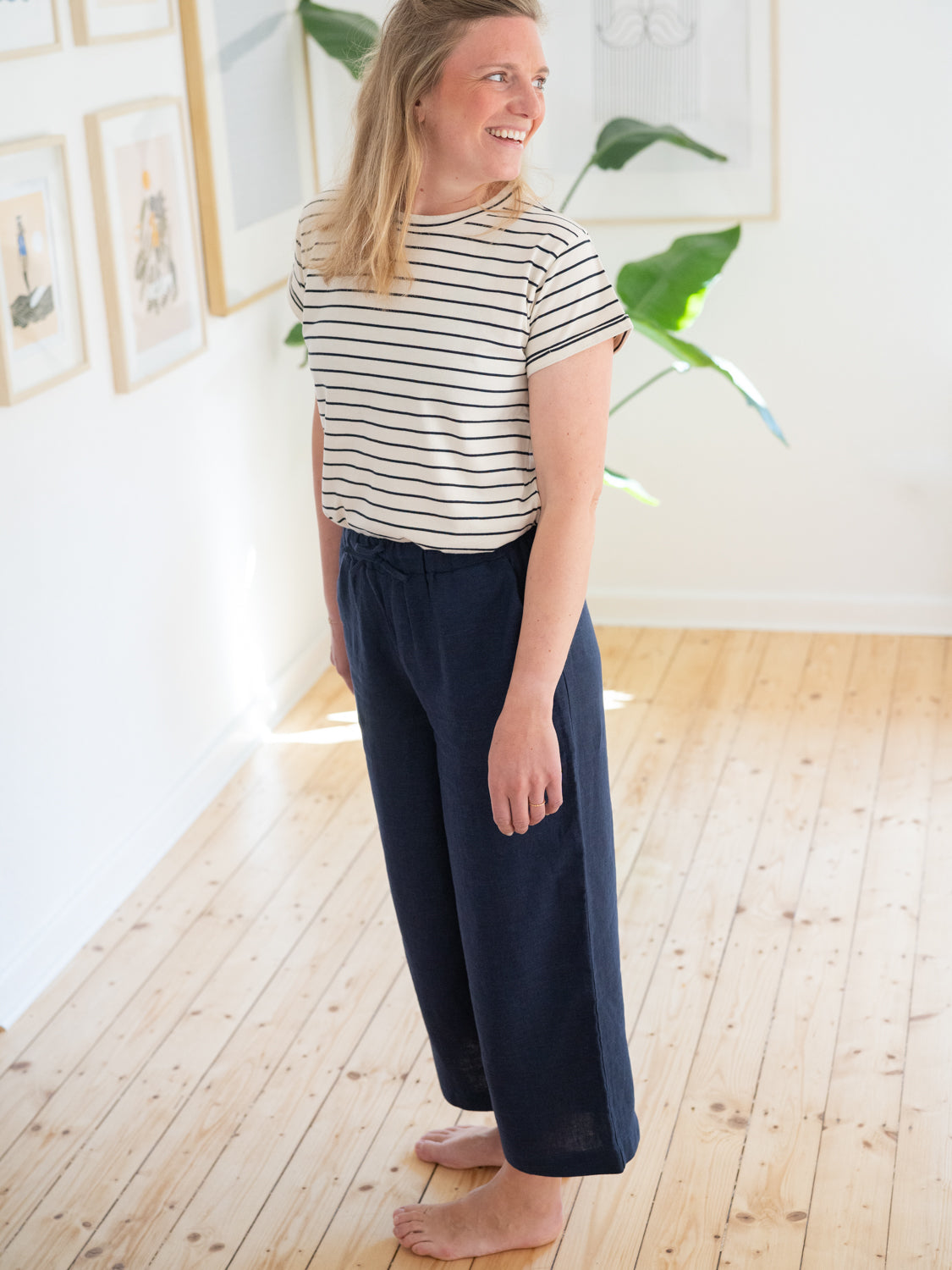 Nachhaltige FUXBAU Fair Fashion Frauen Leinenhose in navy aus 100% Leinen, gefertigt in Portugal und getragen von Isi in Größe M