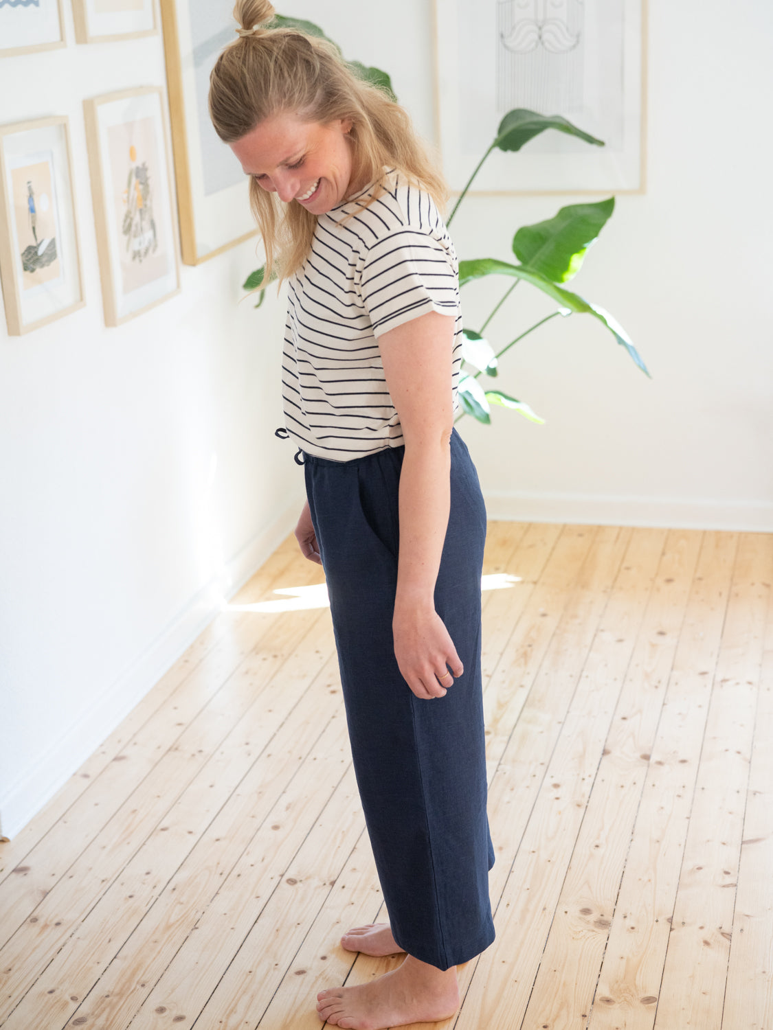 Nachhaltige FUXBAU Fair Fashion Frauen Leinenhose in navy aus 100% Leinen, gefertigt in Portugal und getragen von Isi in Größe M