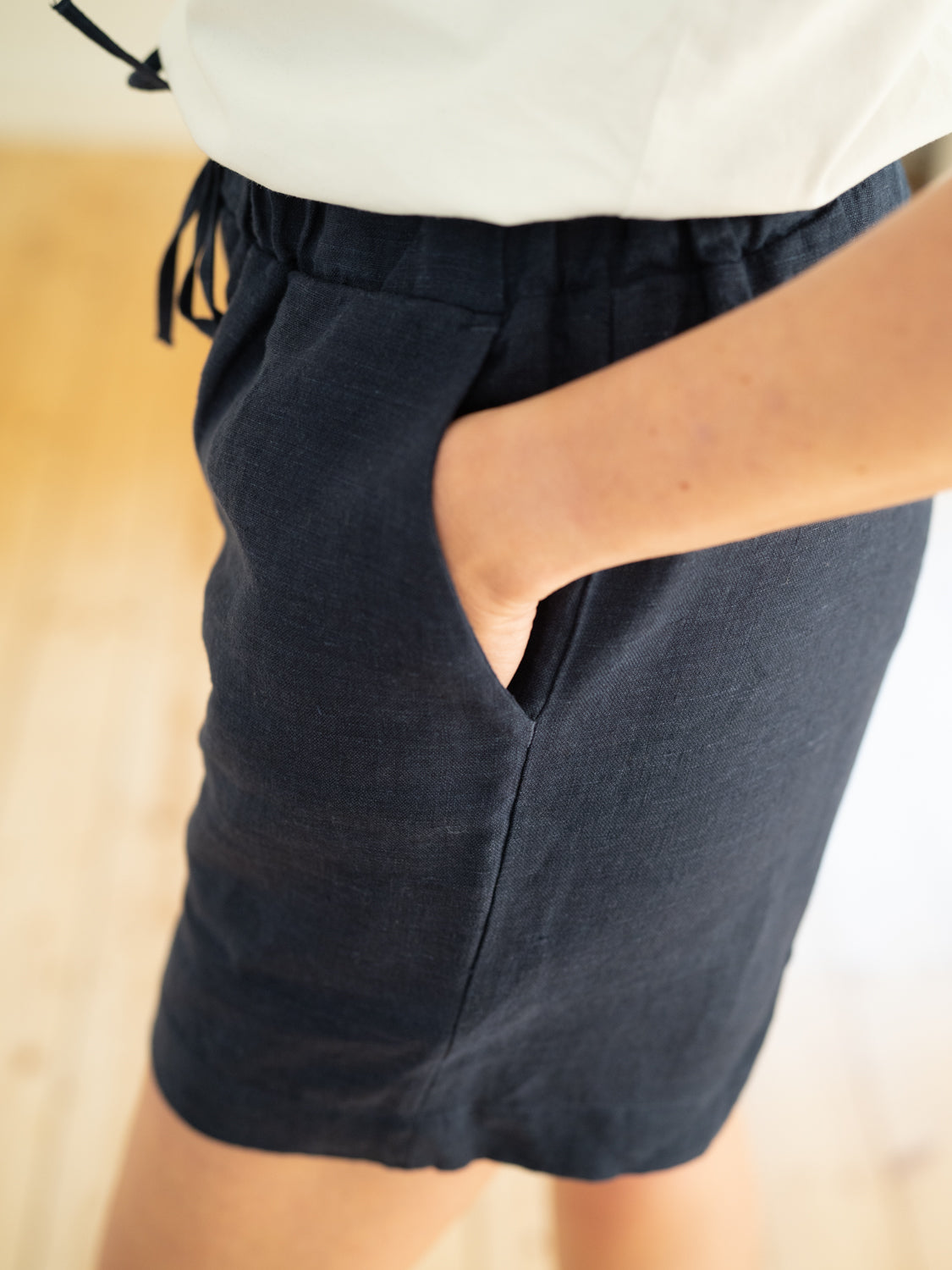 Nachhaltige FUXBAU Fair Fashion Leinenshorts aus 100% Leinen in navy.