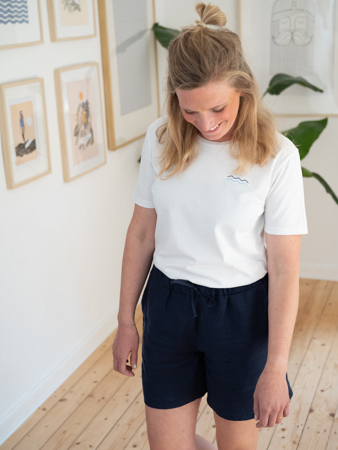 Nachhaltige FUXBAU Fair Fashion Leinenshorts aus 100% Leinen in navy.