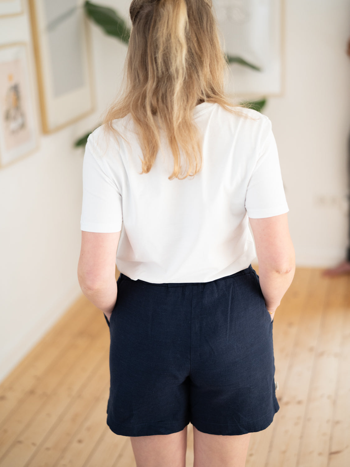 Nachhaltige FUXBAU Fair Fashion Leinenshorts aus 100% Leinen in navy.