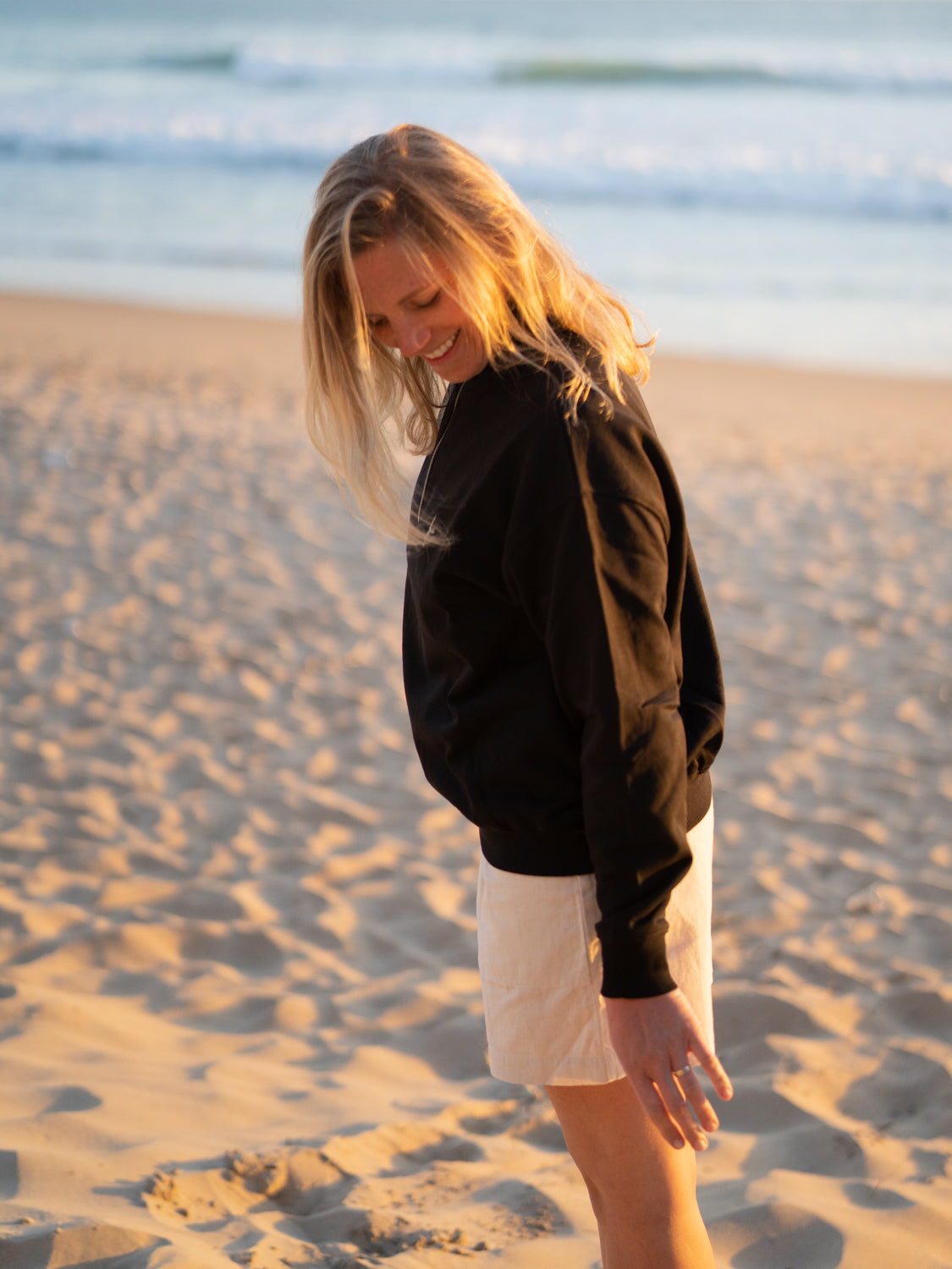 Isi trägt unseren FUXBAU Fair Fashion Half Zip Sweater in schwarz aus Biobaumwolle