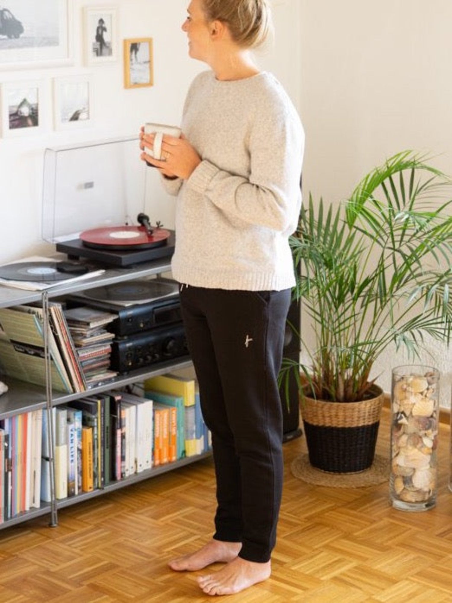 Nachhaltige fair fashion Jogginghose von FUXBAU in schwarz aus Biobaumwolle.