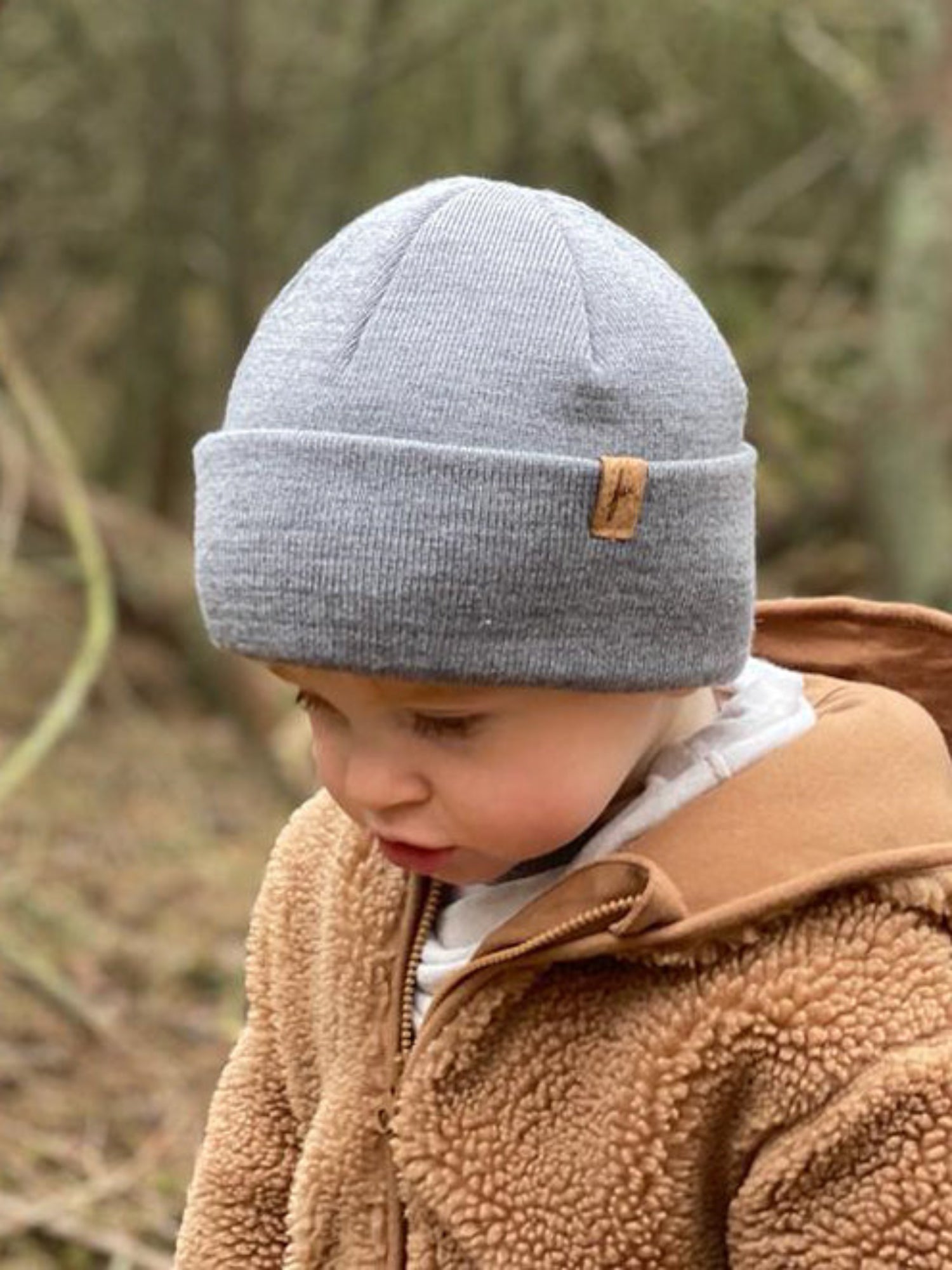 Nachhaltige FUXBAU Fair Fashion Merino Kinder Mütze in grau gefertigt in Deutschland aus 100% Merino Schurwolle und veredelt mit einem Kork-patch.