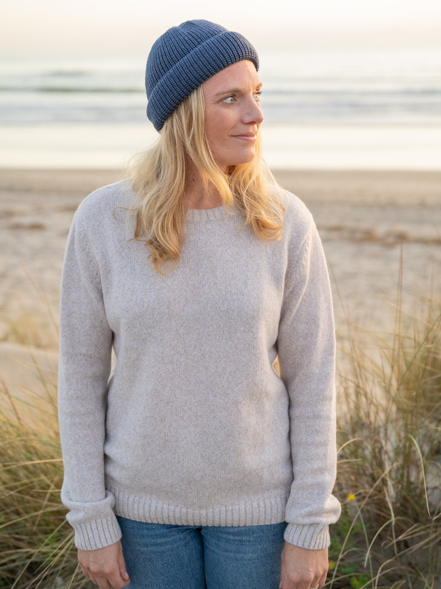 Unsere Freundin Isi trägt die Kurze Merino Strickmütze in nachtblau von FUXBAU aus 100% GOTS zertifizierter Merinowolle made in Germany