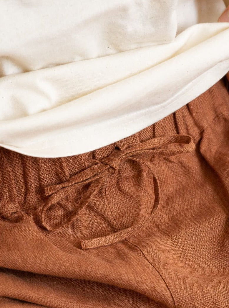 Unsere FUXBAU Fair Fashion Männer Leinenshorts in sienna aus 100% Leinen mit gemütlichem Gummibund un Kordel