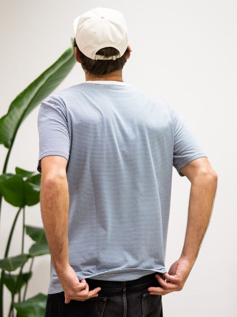 Philipp trägt unser Fair Fashion Männer Streifenshirt in creme blau made in Portugal