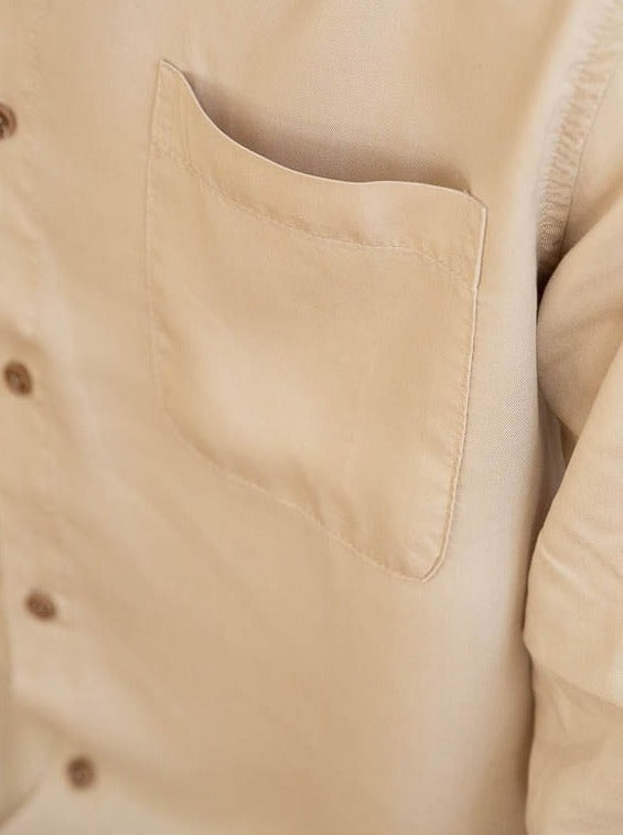fuxbau-fair-fashion-maenner-tencel-hemd-beige-vegan-made-in-portugal-mood-2