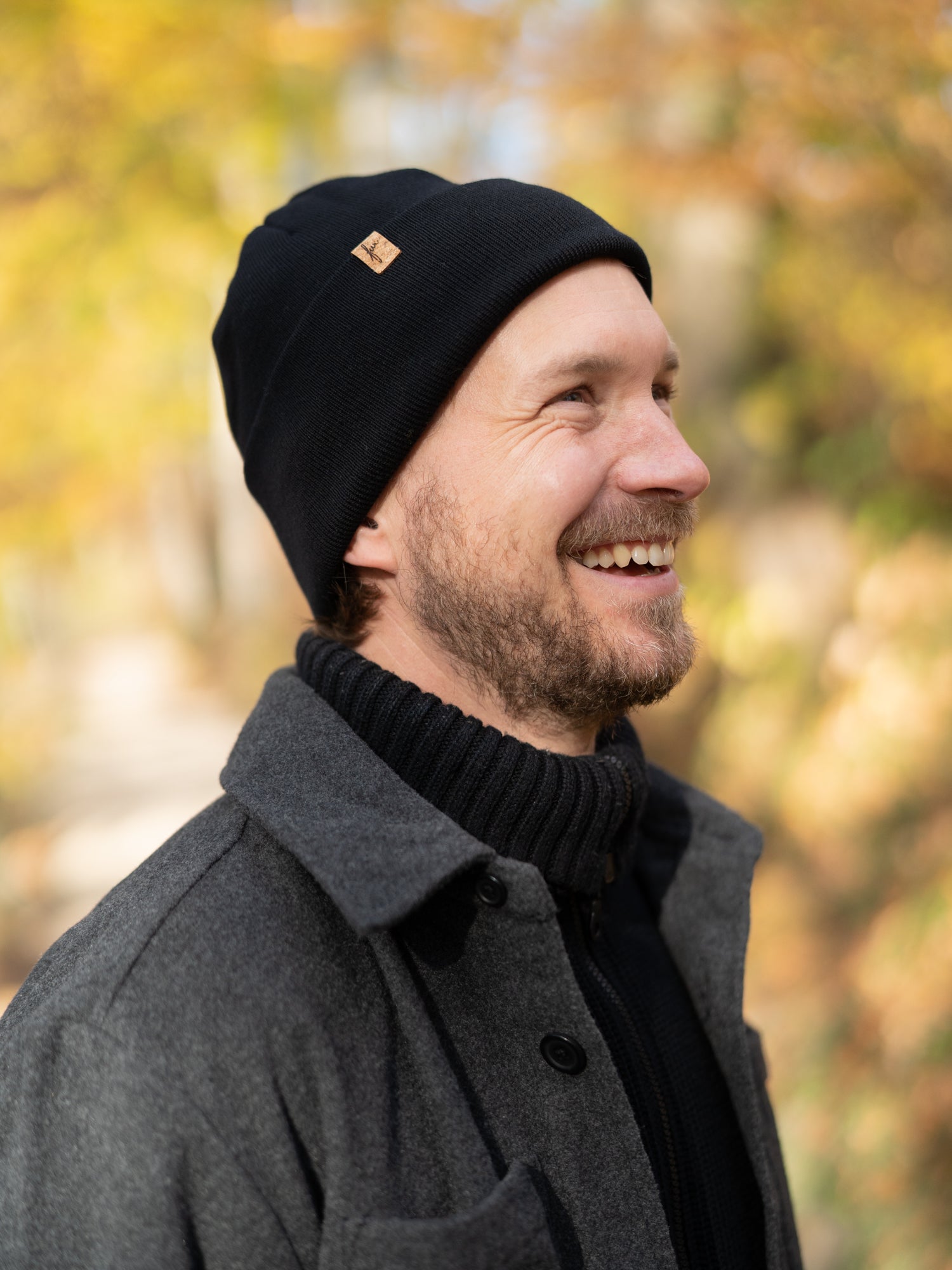 Nachhaltiger FUXBAU Fair Fashion Merino Kork Beanie in schwarz. Nachhaltig und fair gestrickt in Deutschland.