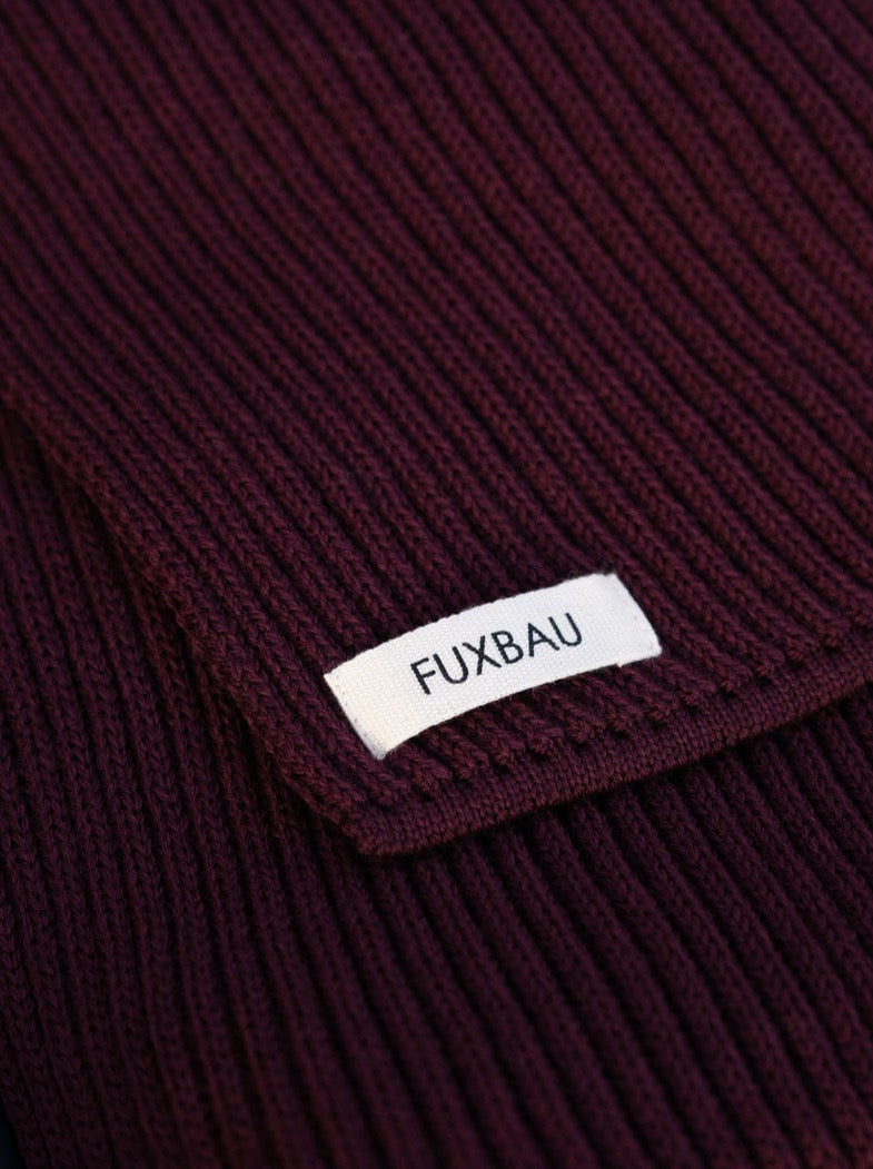Detailansicht eines nachhaltigen Schals von FUXBAU aus GOTS zertifizierter Merino Schurwolle bordeaux. Gestrick unter nachhaltigen Bedingungen mit Solarenergie in Nordeutschland.