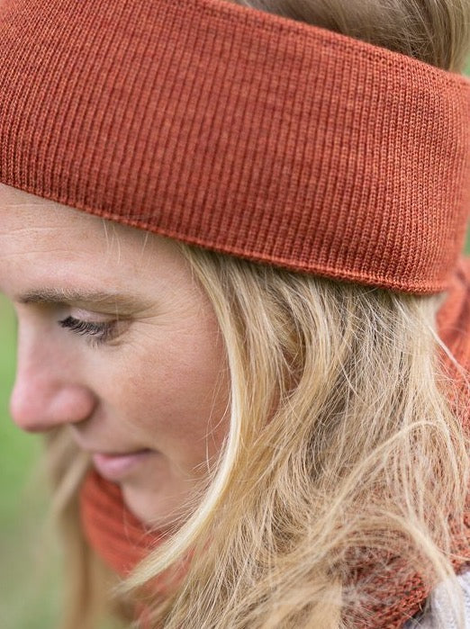 Nachhaltiges, GOTS zertifiziertes Stirnband von FUXBAU in Herbstorange. Gefertigt unter fairen und nachhaltigen Bedingungen in Deutschland aus extra feiner und weicher Merino Schurwolle.