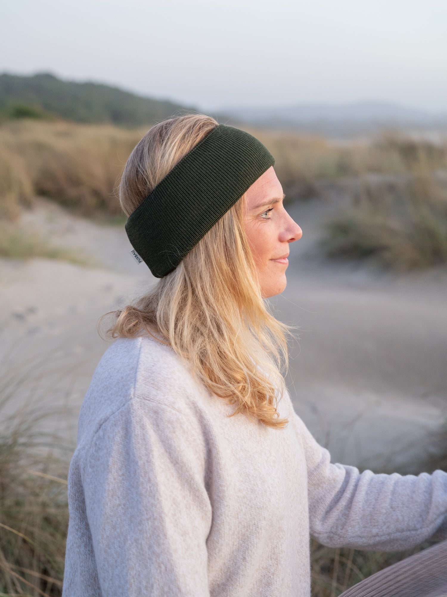 Nachhaltiges Stirnband aus extra warmer Merino Schurwolle in waldgrün von FUXBAU. Nachhaltig gestrickt und GOTS zertifiziert in Deutschland.