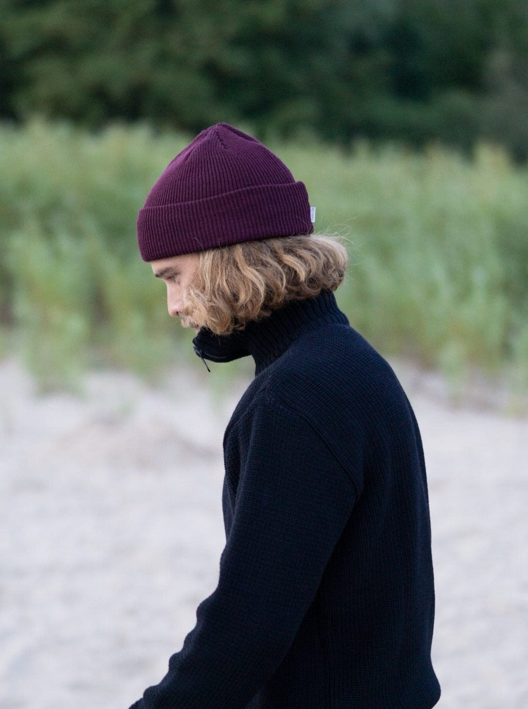 Kelsey trägt unsere Merino Strickmütze in bordaux