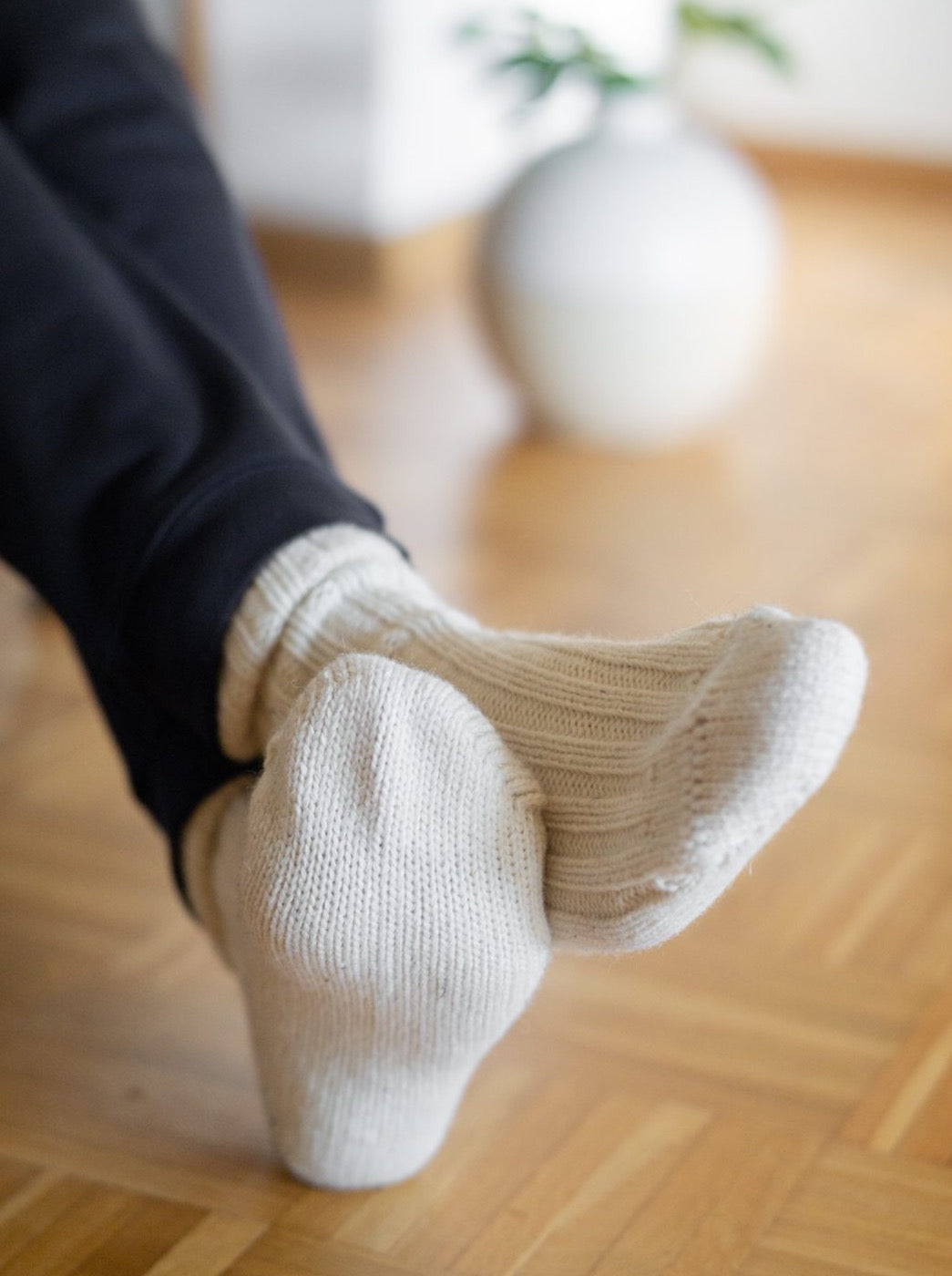 Unser Freund Kenny trägt unsere FUXBAU Wollsocken in Wollweiss aus 100% Schurwolle