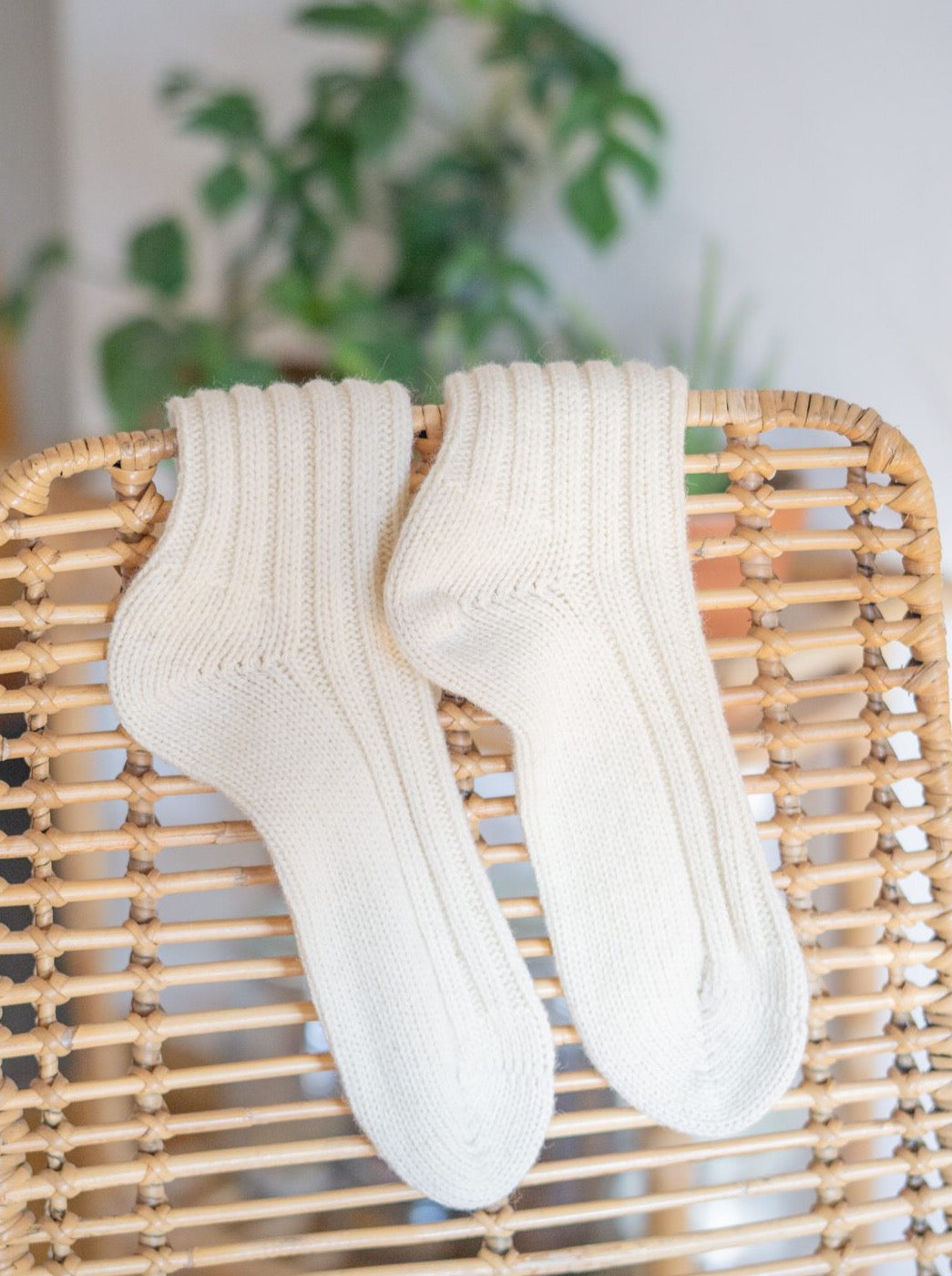 Unsere nachhaltig und fair hergestellten FUXBAU Wollsocken in wollweiss