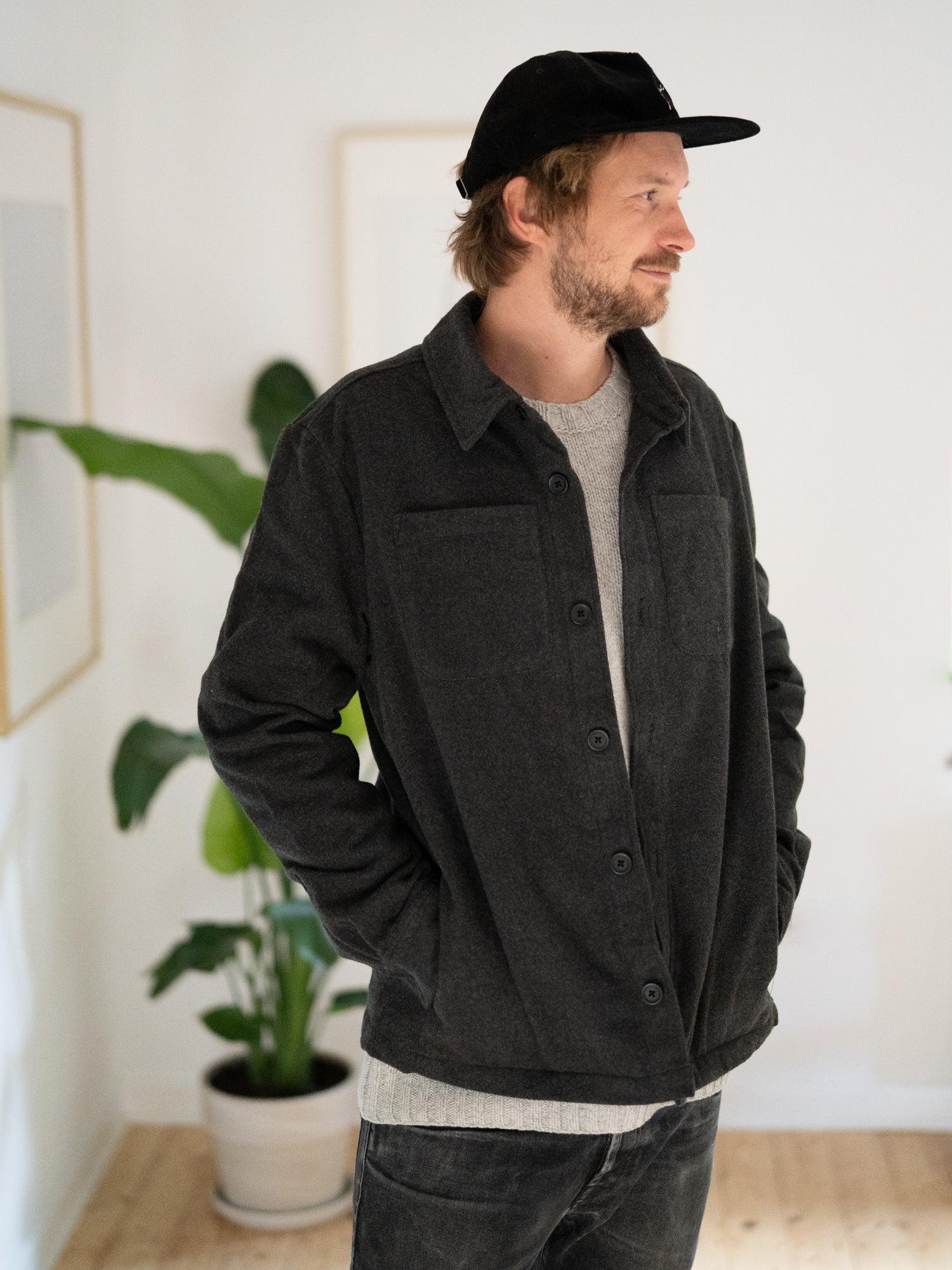 Kenny trägt unsere Fair Fashion Hemdjacke in anthrazit