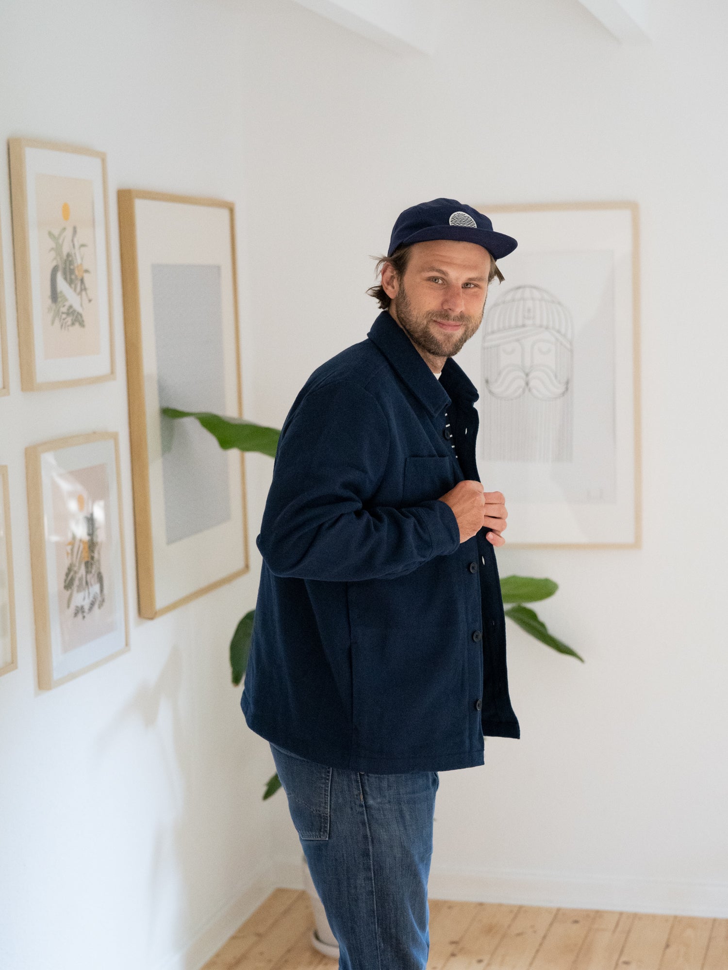 Philipp trägt unsere FUXBAU Fair Fashion Hemdjacke in navy