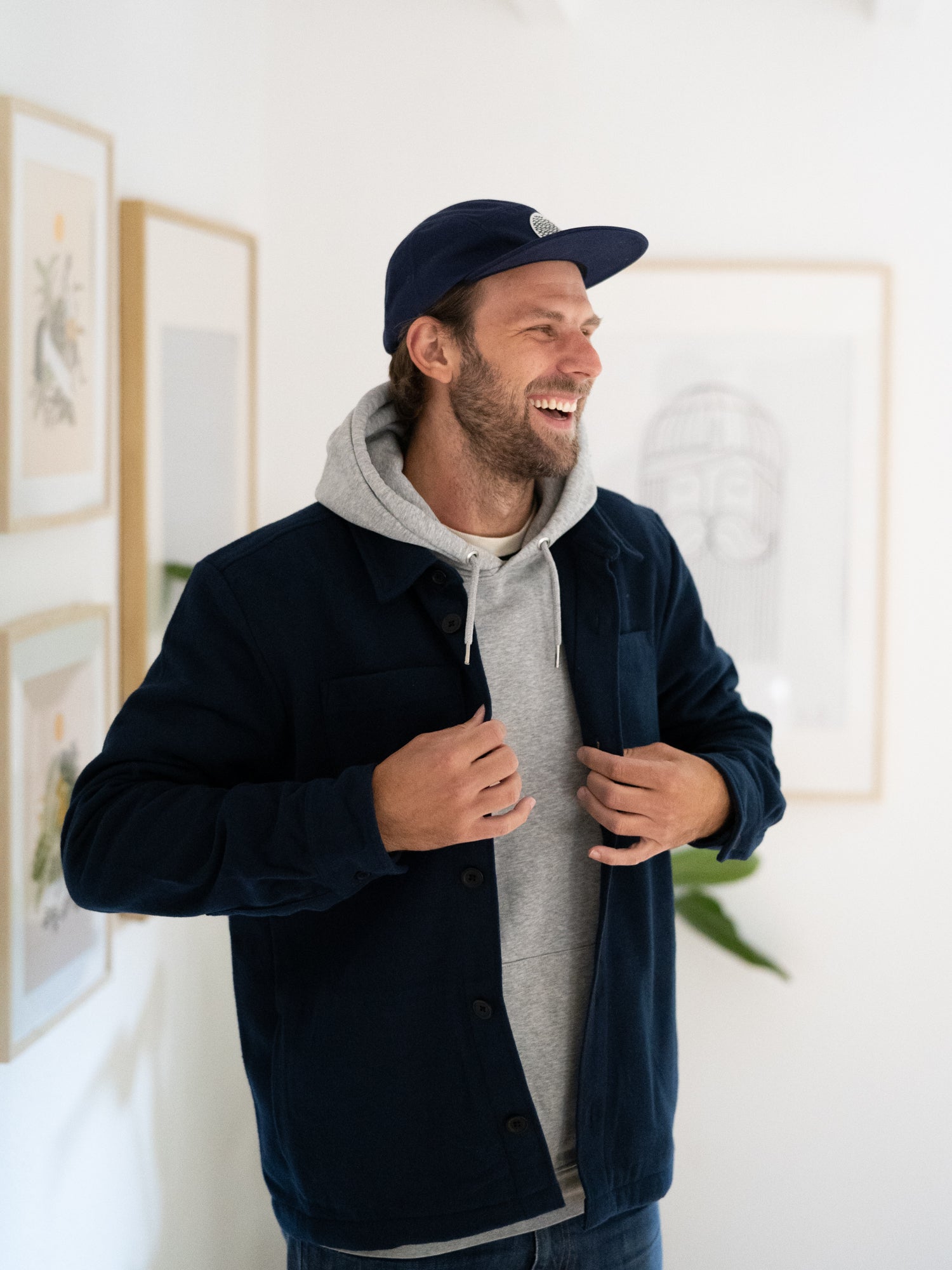 Philipp trägt unsere Fair Fashion Hemdjacke in navy