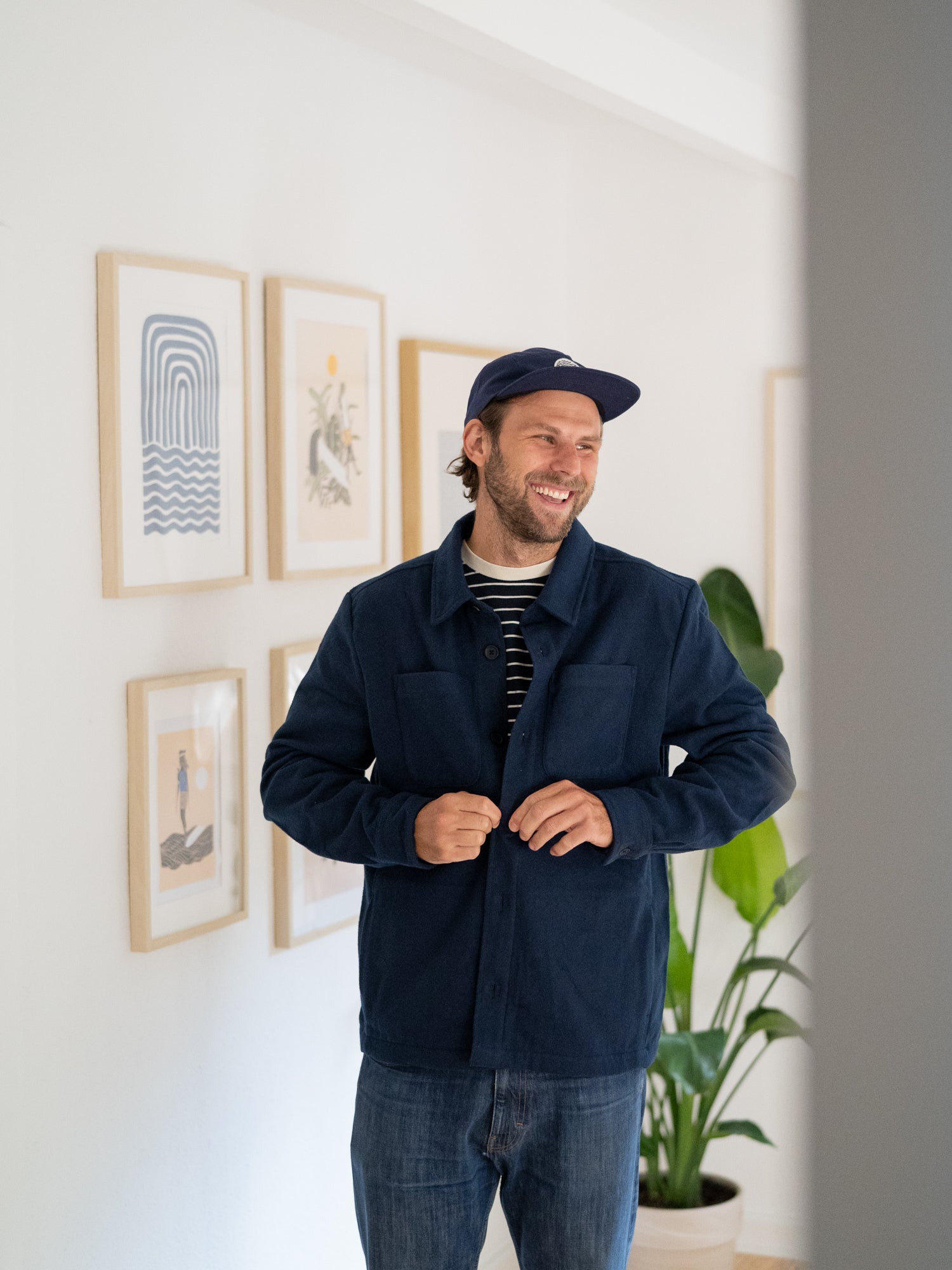 Philipp trägt unsere faire und nachhaltige Hemdjacke in navy