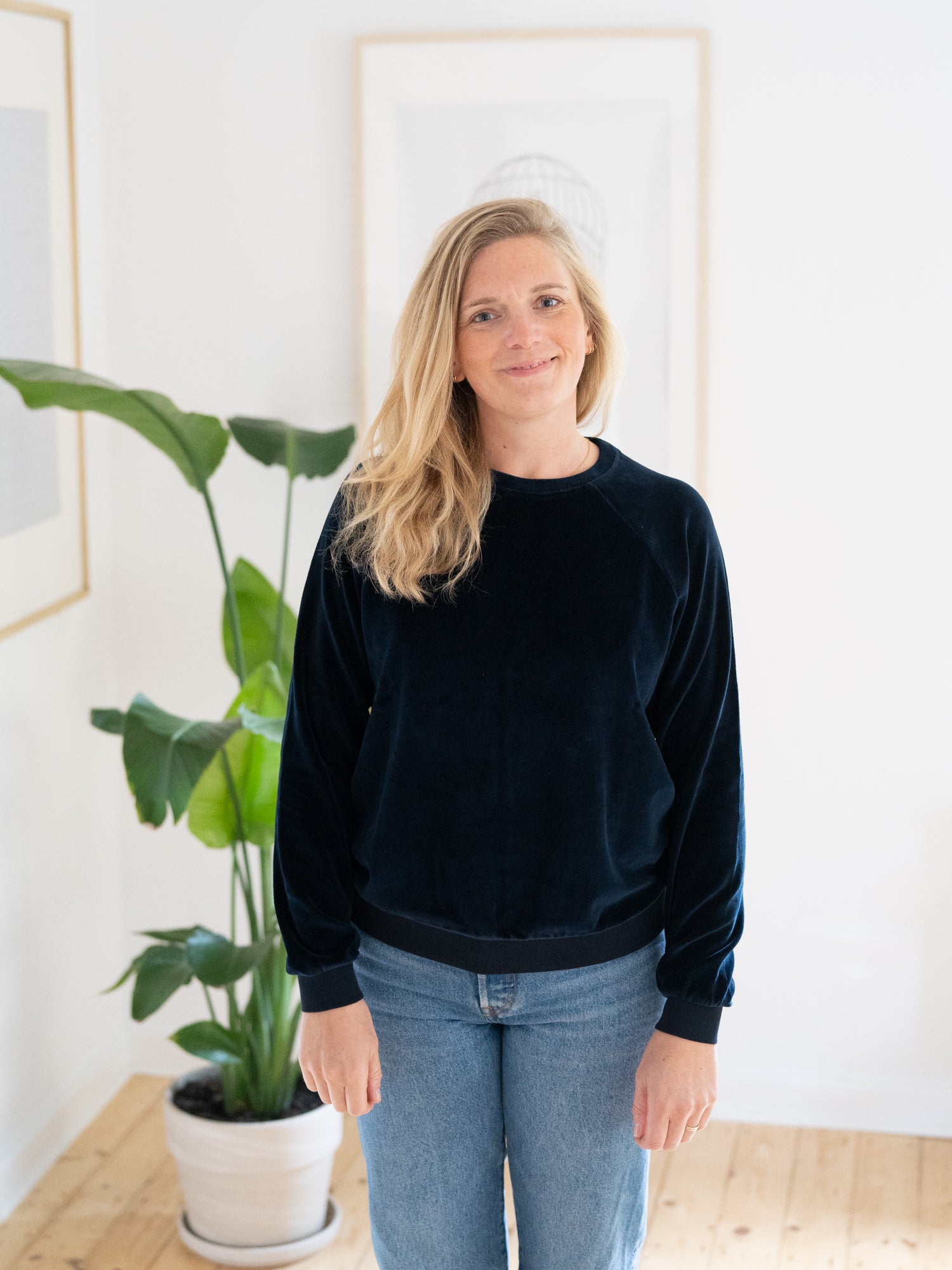 Isi trägt unseren FUXBAU Fair Fashion Frauen Samt Pullover in navy aus Leftover Fabrics made in Portugal