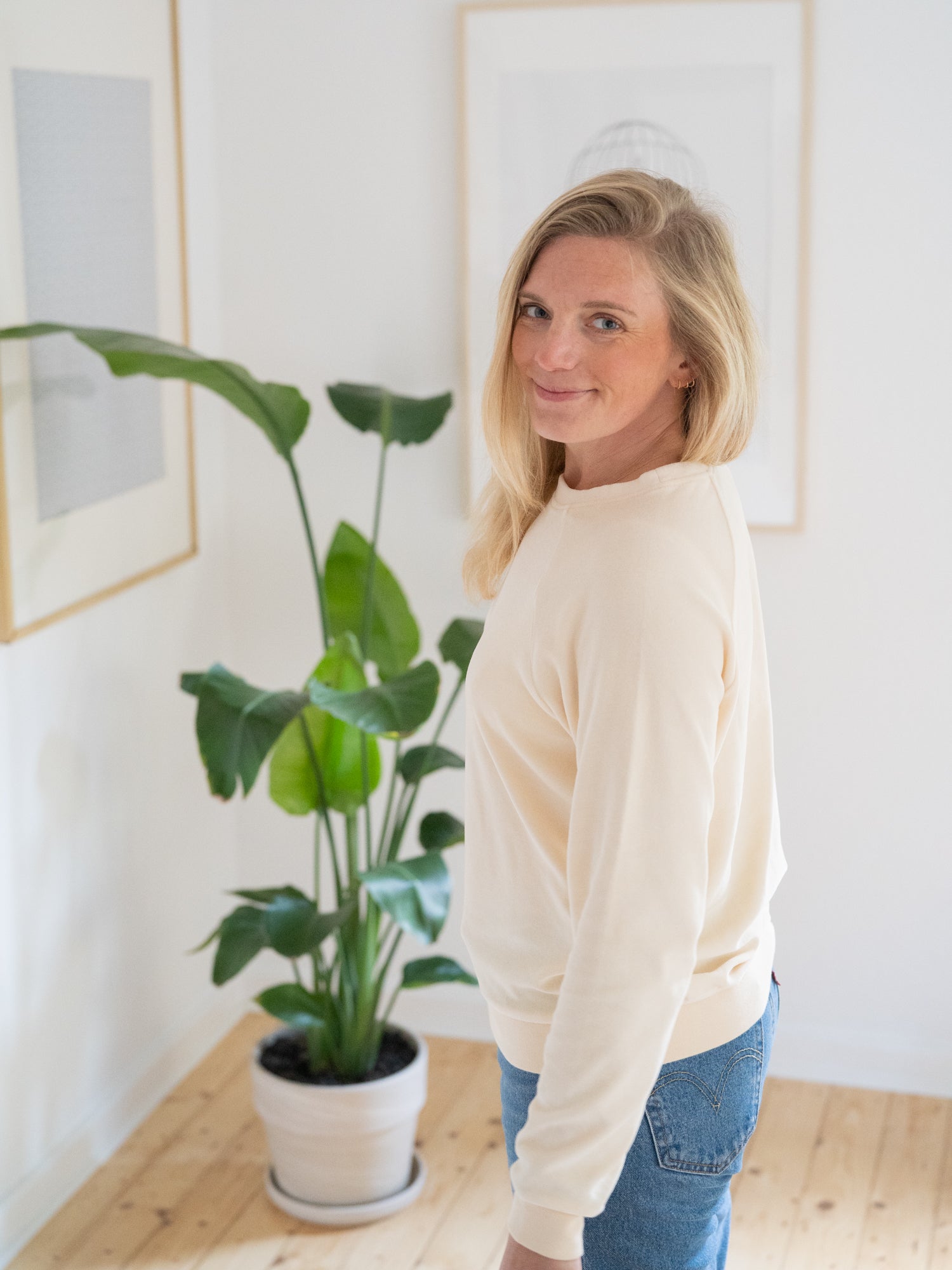 Isi trägt unseren FUXBAU Fair Fashion Frauen Samt Pullover in weiss aus Leftover Fabrics made in Portugal
