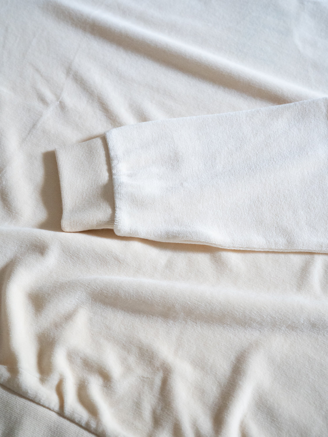 FUXBU Frauen Samt Pullover in weiss aus Leftover Fabrics der fair und nachhaltig in Portugal hergestellt wird