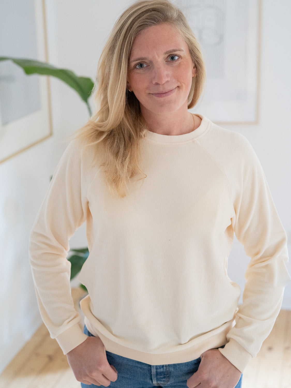 Isi trägt unseren FUXBU Frauen Samt Pullover in weiss aus Leftover Fabrics der fair und nachhaltig in Portugal hergestellt wird