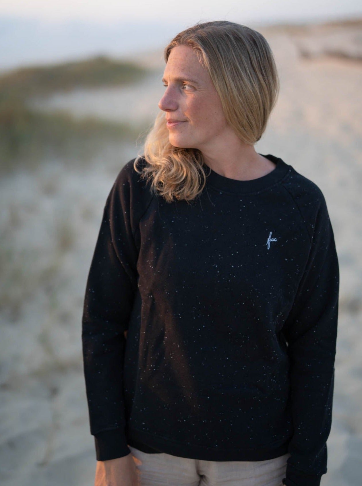 Isi trägt am Strand unseren FUX Pullover mit neps in schwarz
