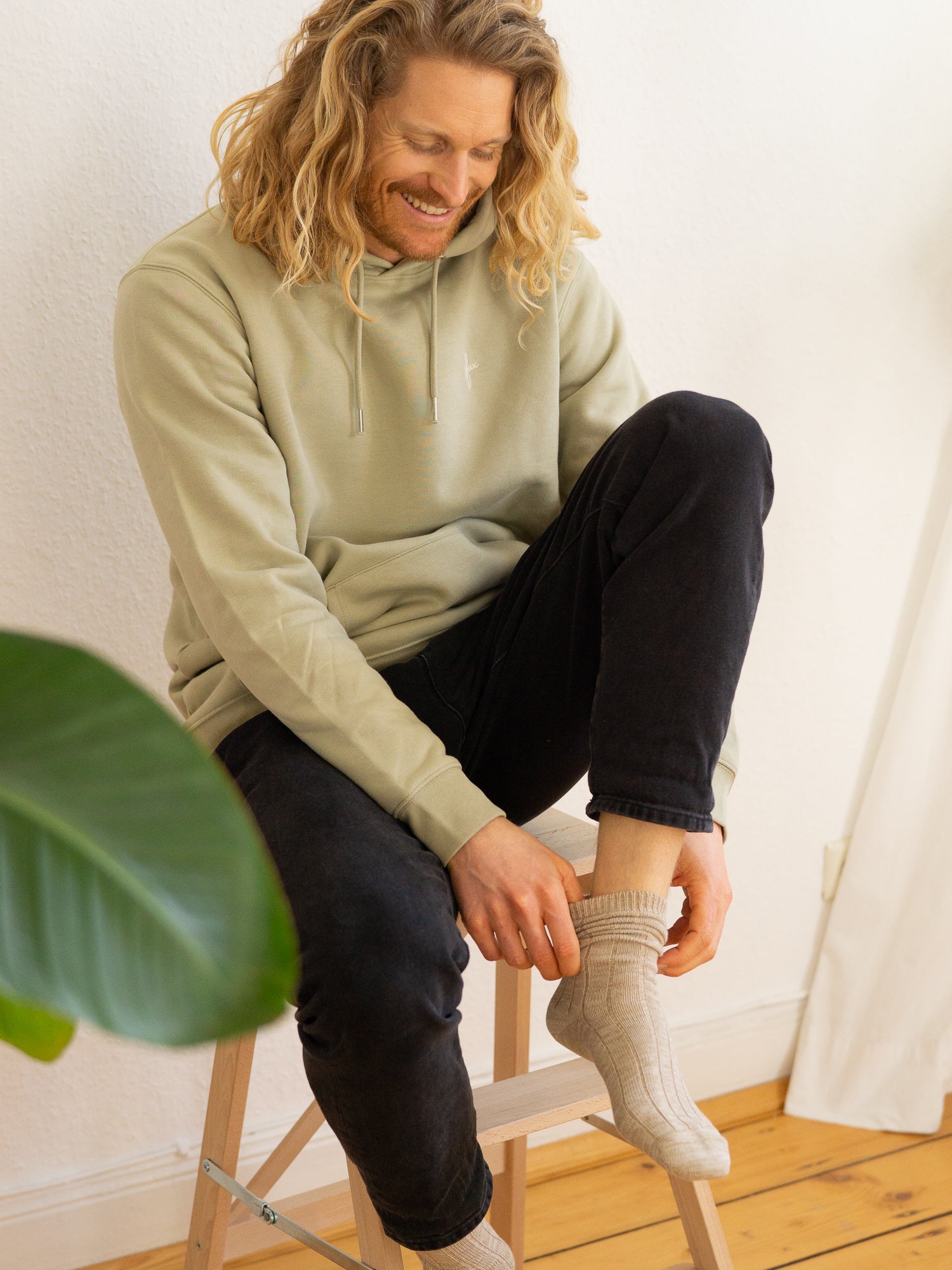 Unser Freund Mo trägt unsere Fair Fashion FUXBAU Socken in beige meliert aus GOTS zertifizierter Biobaumwolle