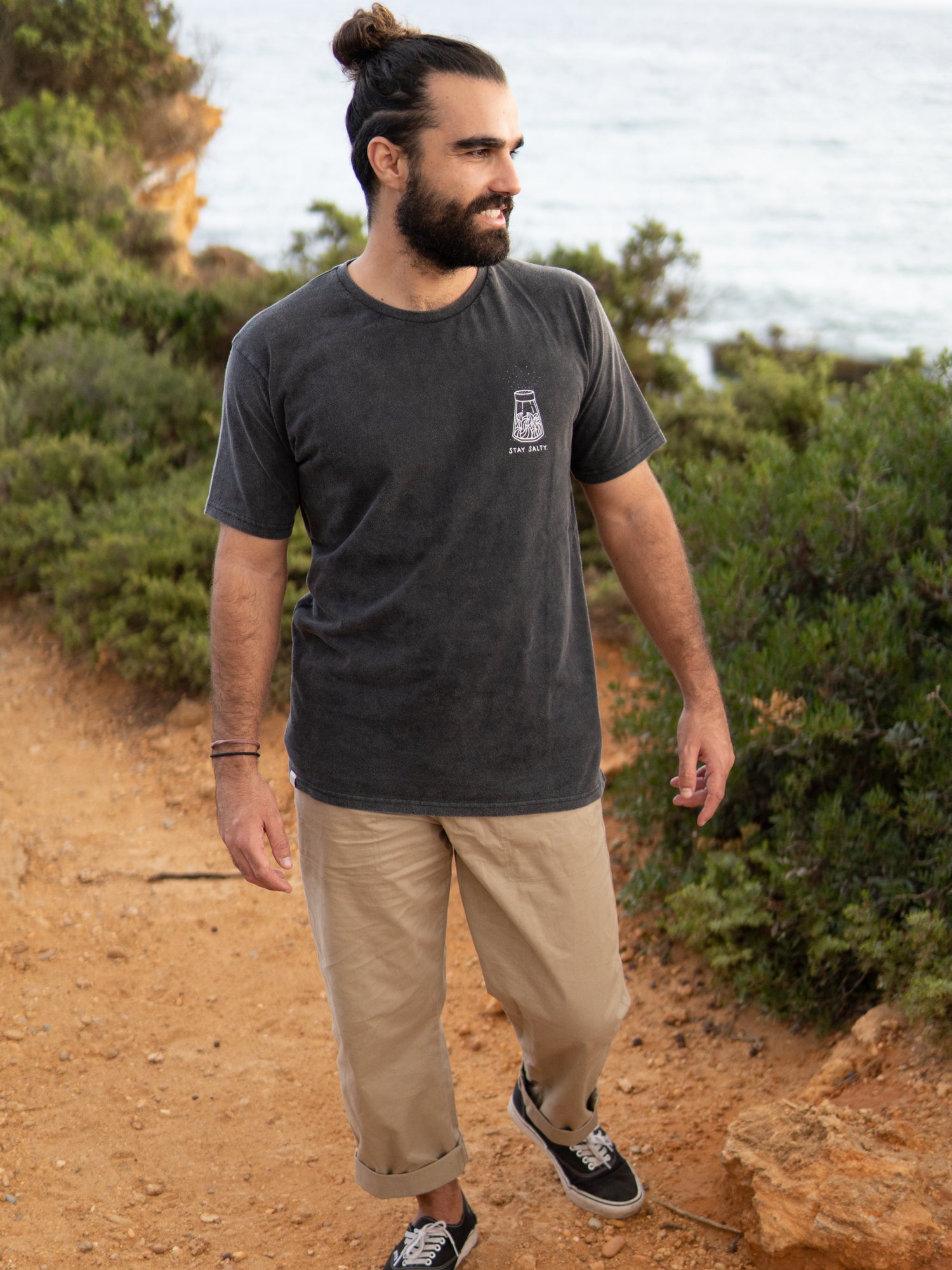 Unser Freund Guillermo trägt unser FUXBAU Männer Stay Salty T-Shirt in salzgrau aus 100% Biobaumwolle