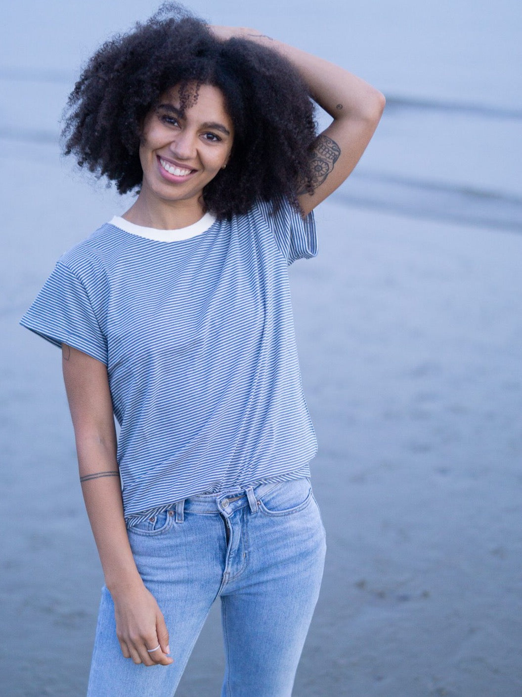 Jacky trägt unser Fair Fashion Frauen Streifenshirt in creme blau aus 100% GOTS zertifizierter Biobaumwolle