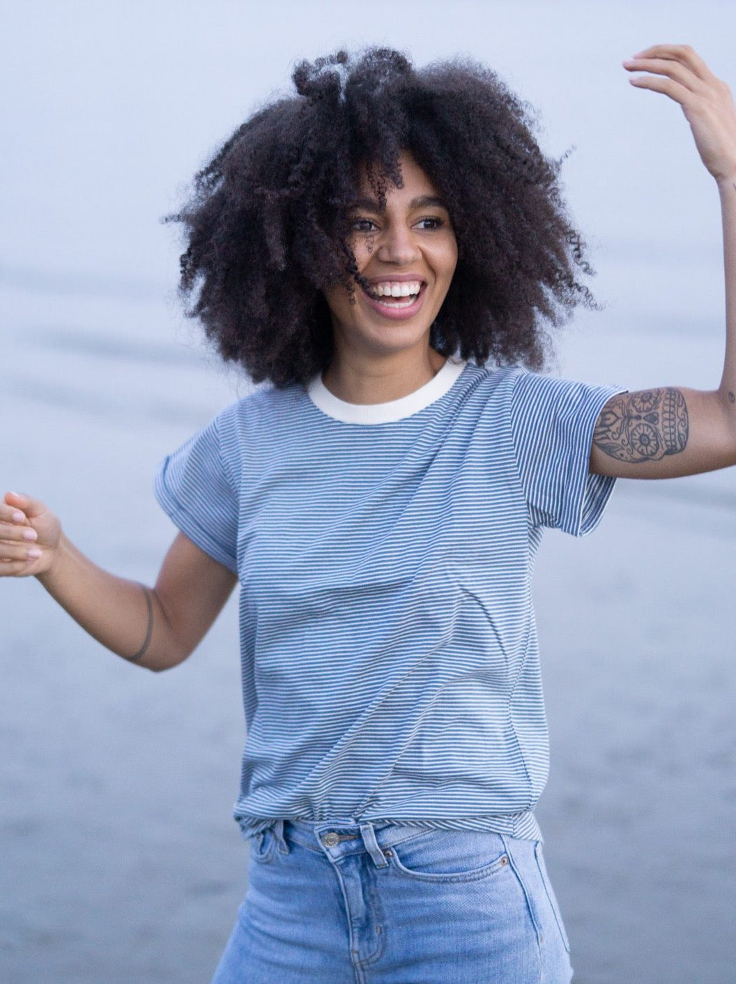Jacky trägt unser Fair Fashion Frauen Streifenshirt in creme blau made in Portugal
