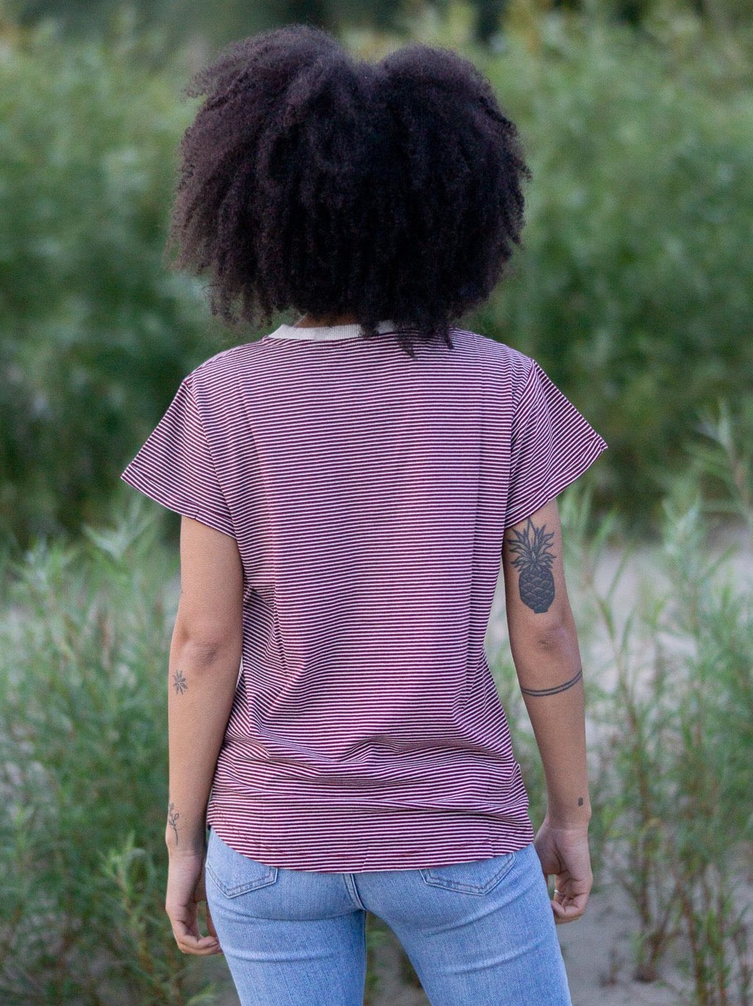 Jacky trägt unser Fair Fashion Frauen Streifenshirt in creme bordeaux made in Portugal aus 100% Biobaumwolle.