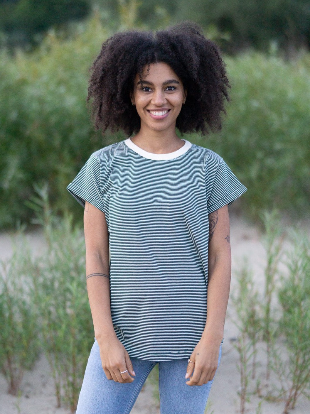 Jacky trägt unser Fair Fashion Frauen Streifenshirt in creme grün made in Portugal