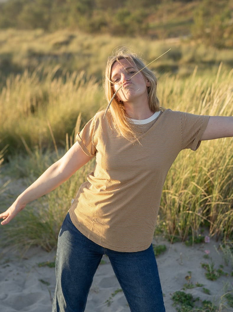 Isi trägt unser Fair Fashion Streifenshirt in creme senf aus 100% GOTS zertifizierter Biobaumwolle