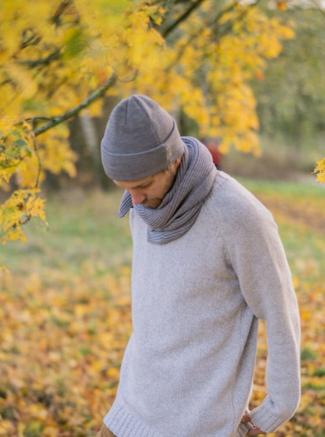 Kenny trägt unsere FUXBAU Merino Strickmütze in graumeliert