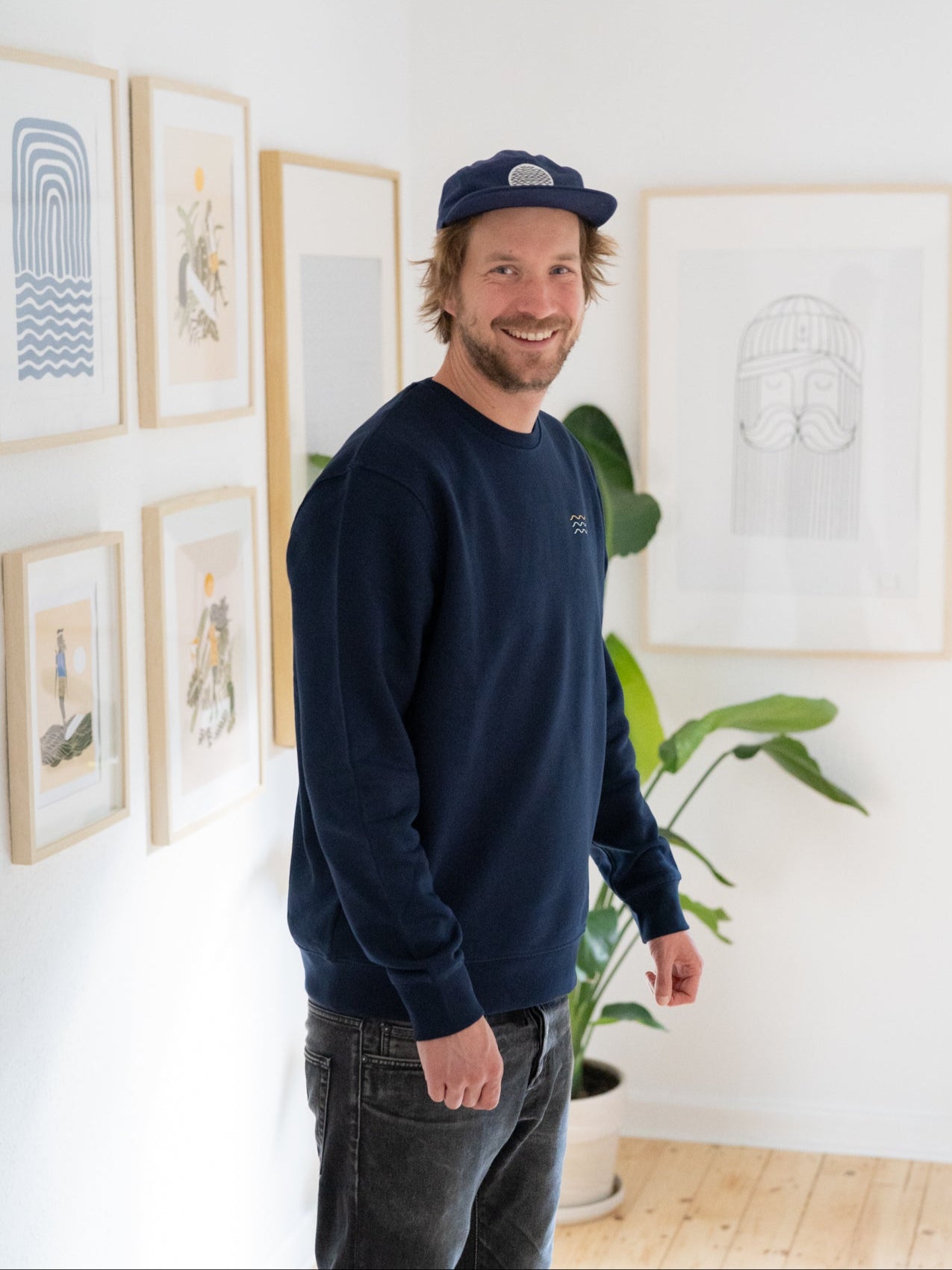 Nachhaltiger Sweater aus Bio-Baumwolle von FUXBAU in navy mit mehrfarbiger Stickerei.