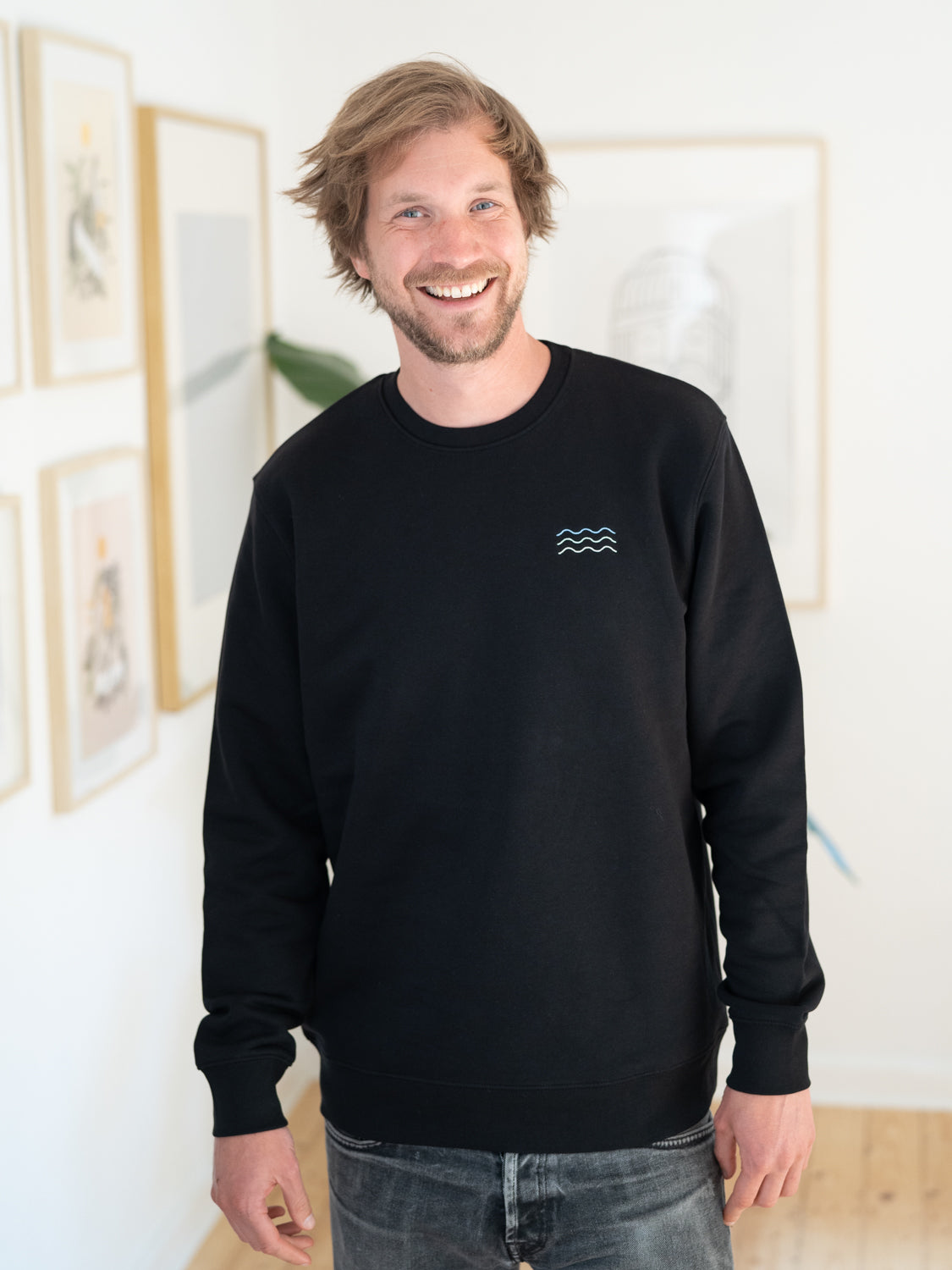 Nachhaltiger Unisex Surf Sweater von FUXBAU in schwarz aus Biobaumwolle.