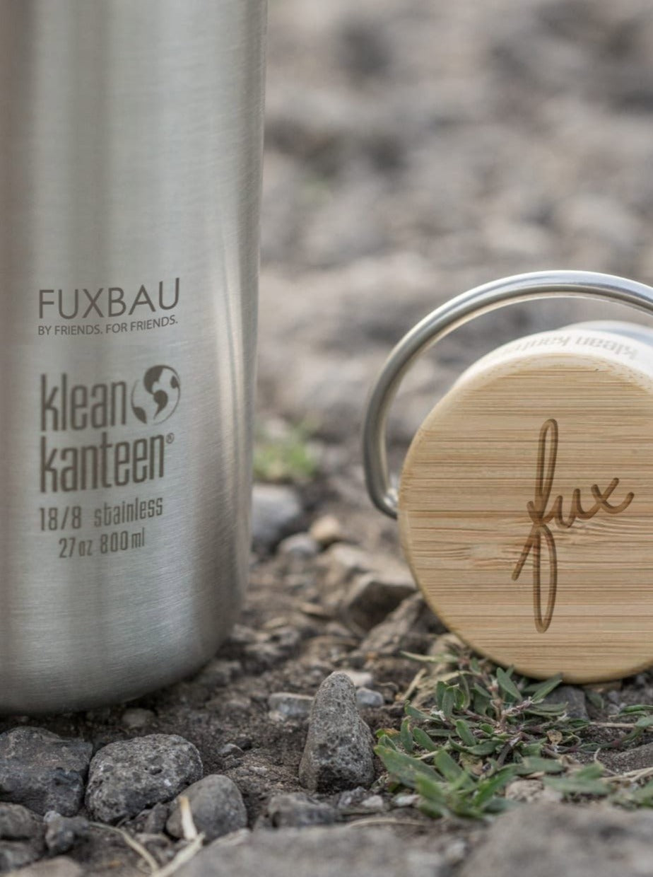 Detailansicht einer nachhaltigen Trinkflasche aus Edelstahl und Bambusdeckel von FUXBAU.