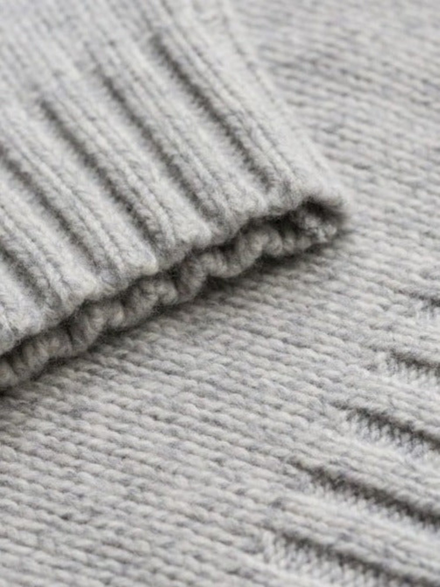Ärmel unseres nachhaltigen FUXBAU Männer Merino Strickpullover in grau aus 100% Merinowolle und fair in Deutschland hergestellt
