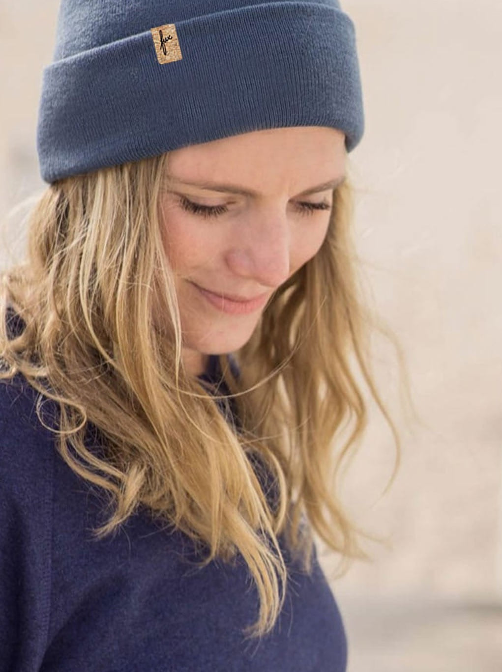 Isi trägt unsere Merino Kork Beanie in nachblau aus 100% Wolle